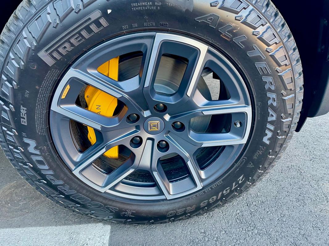 Rivian R1T R1S GLACIER WHITE R1T  Photos Pickup-3