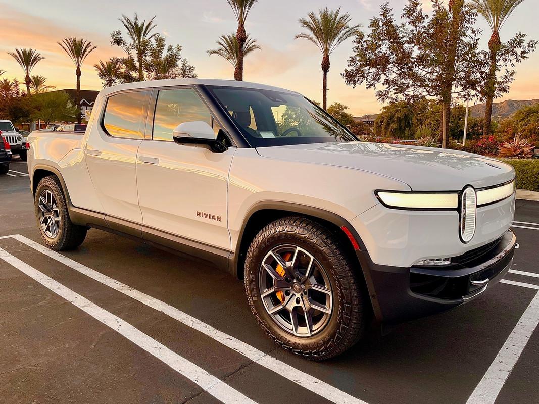 Rivian R1T R1S GLACIER WHITE R1T  Photos REI