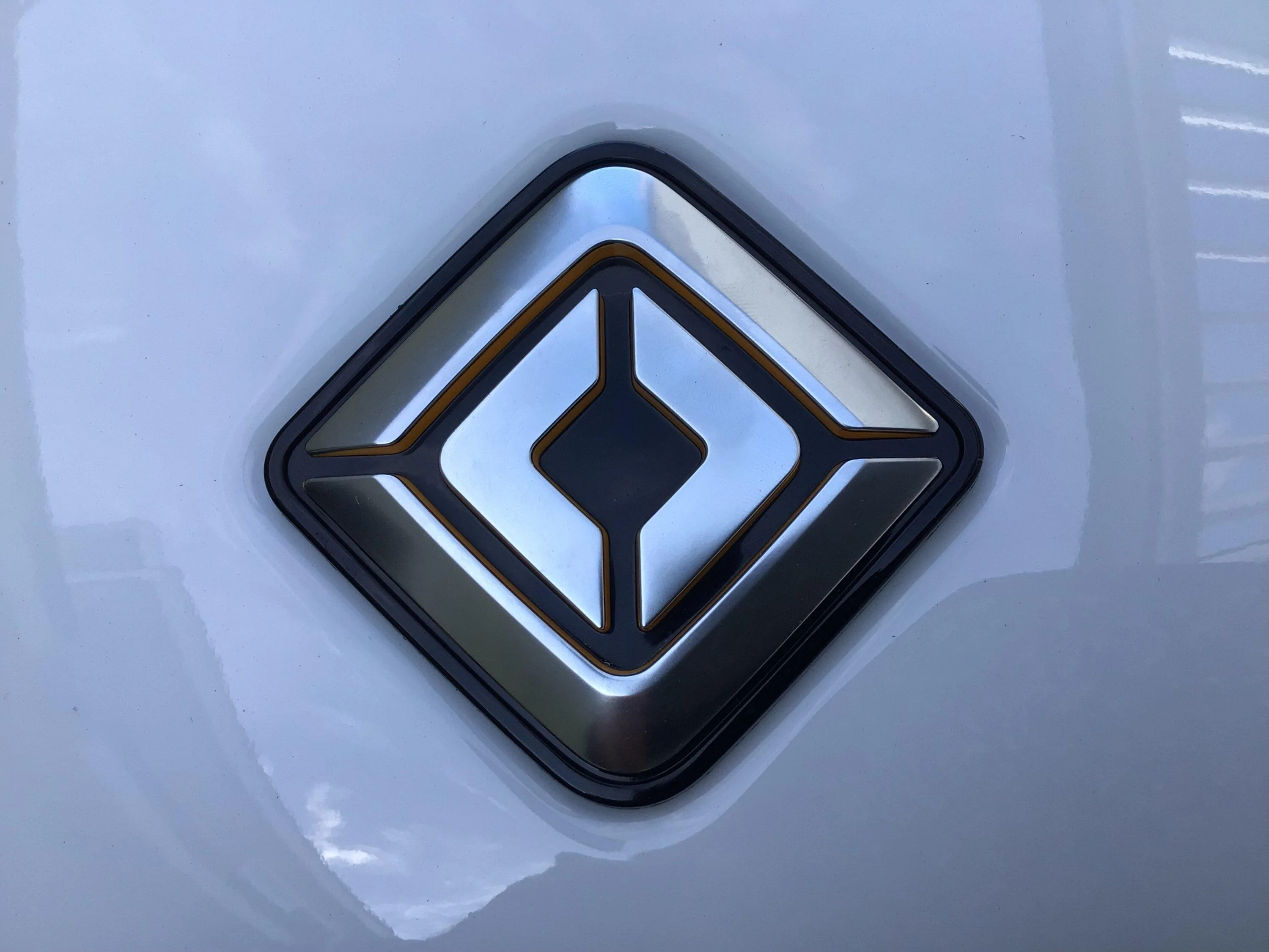 Rivian R1T R1S GLACIER WHITE R1T  Photos CF2B8C24-C9C0-4148-8AE1-F98C3BE39CCE