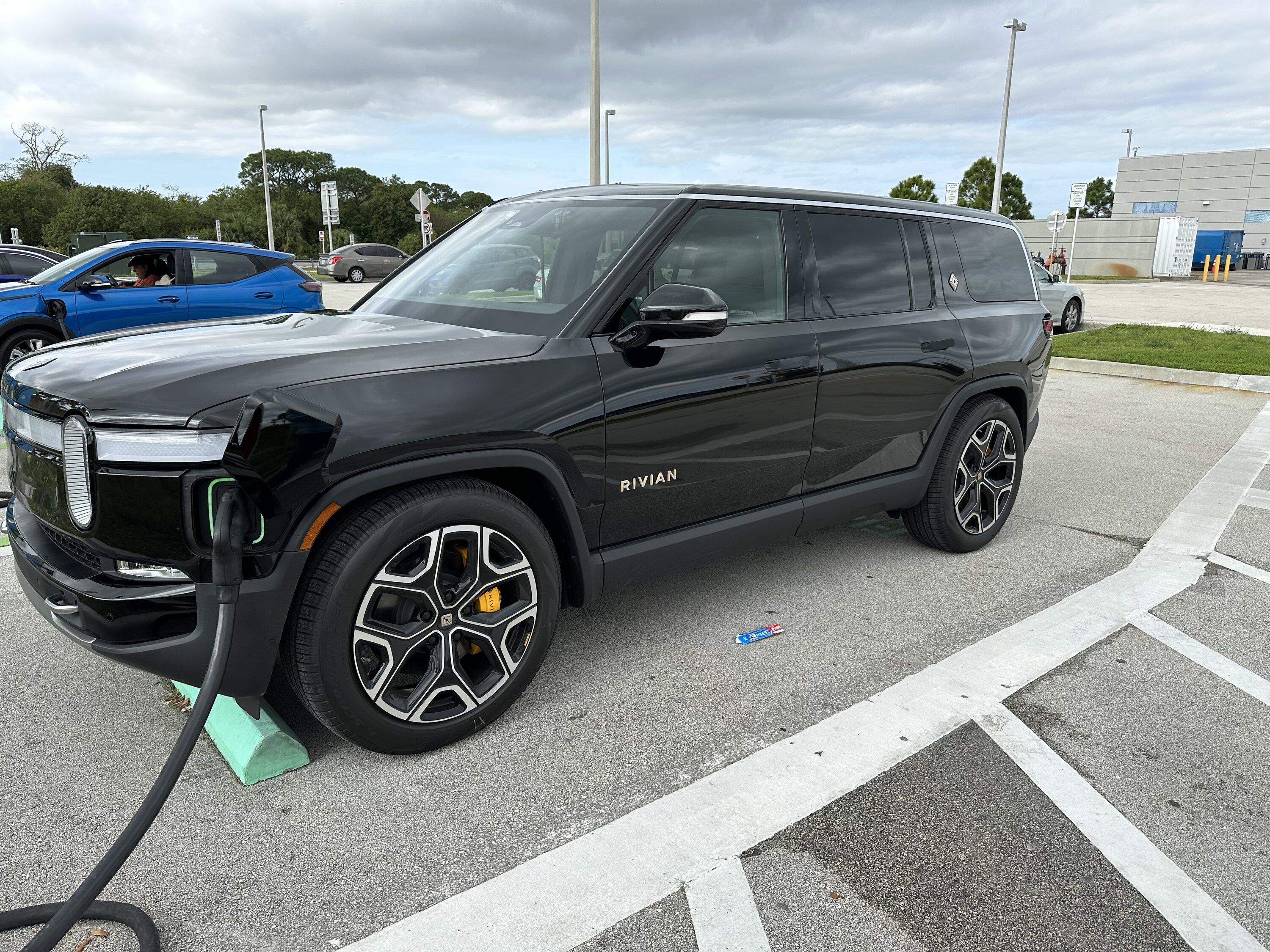 Rivian R1T R1S Visited the Rivian Miami Service Center - Photos 3189A1C2-C5C1-41E3-B38A-4FD805C7A7C6