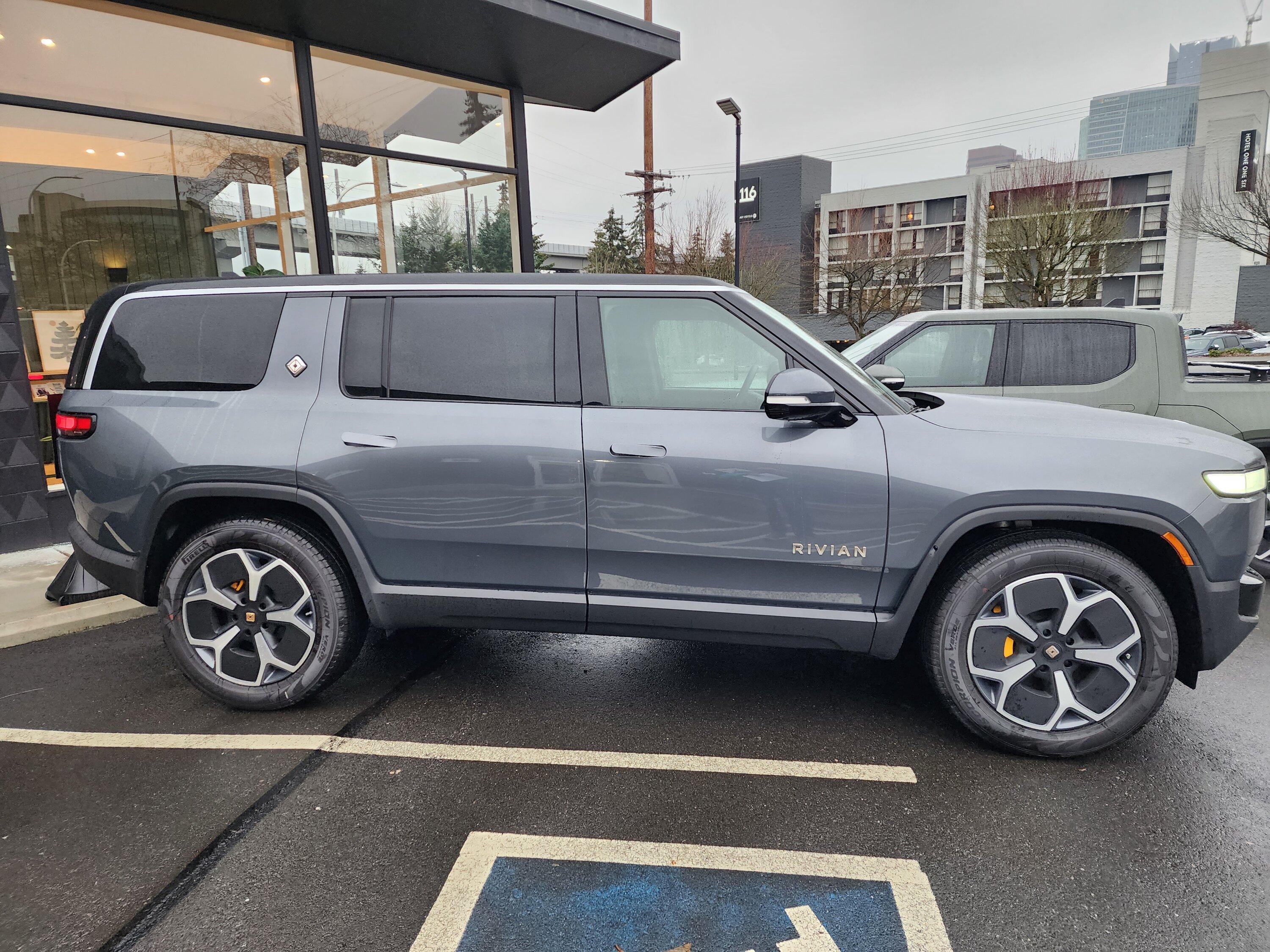 Rivian R1T R1S R1S w/ 21's Delivered! My $0.02 first impressions so far. 20221217_123639