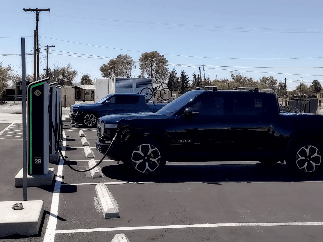 Rivian R1T R1S RAN Waypoint charge speed (Inyokern + Bishop) 1671468911037