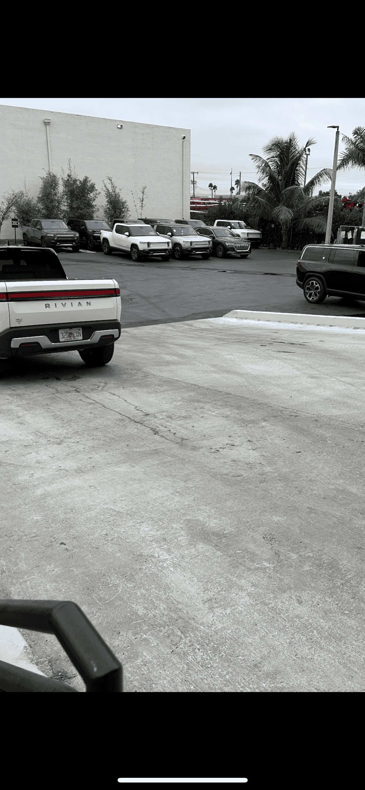 Rivian R1T R1S R1S LA Silver new delivery estimates F87A4907-36BD-4441-9931-C949029E7F0D