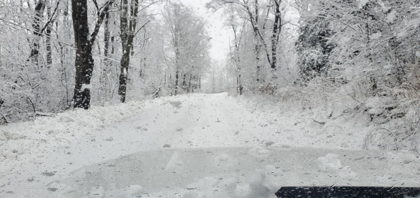Rivian R1T R1S Experience: Snow Mode is great on pavement w/ compact snow & ice, but All Terrain Mode is better for deep snow PA State Road on way to work
