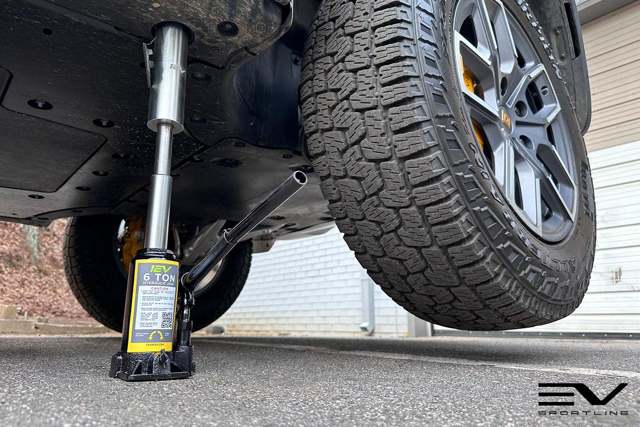 team-1ev-rivian-r1t-r1s-bottle-jack-web-4.jpg