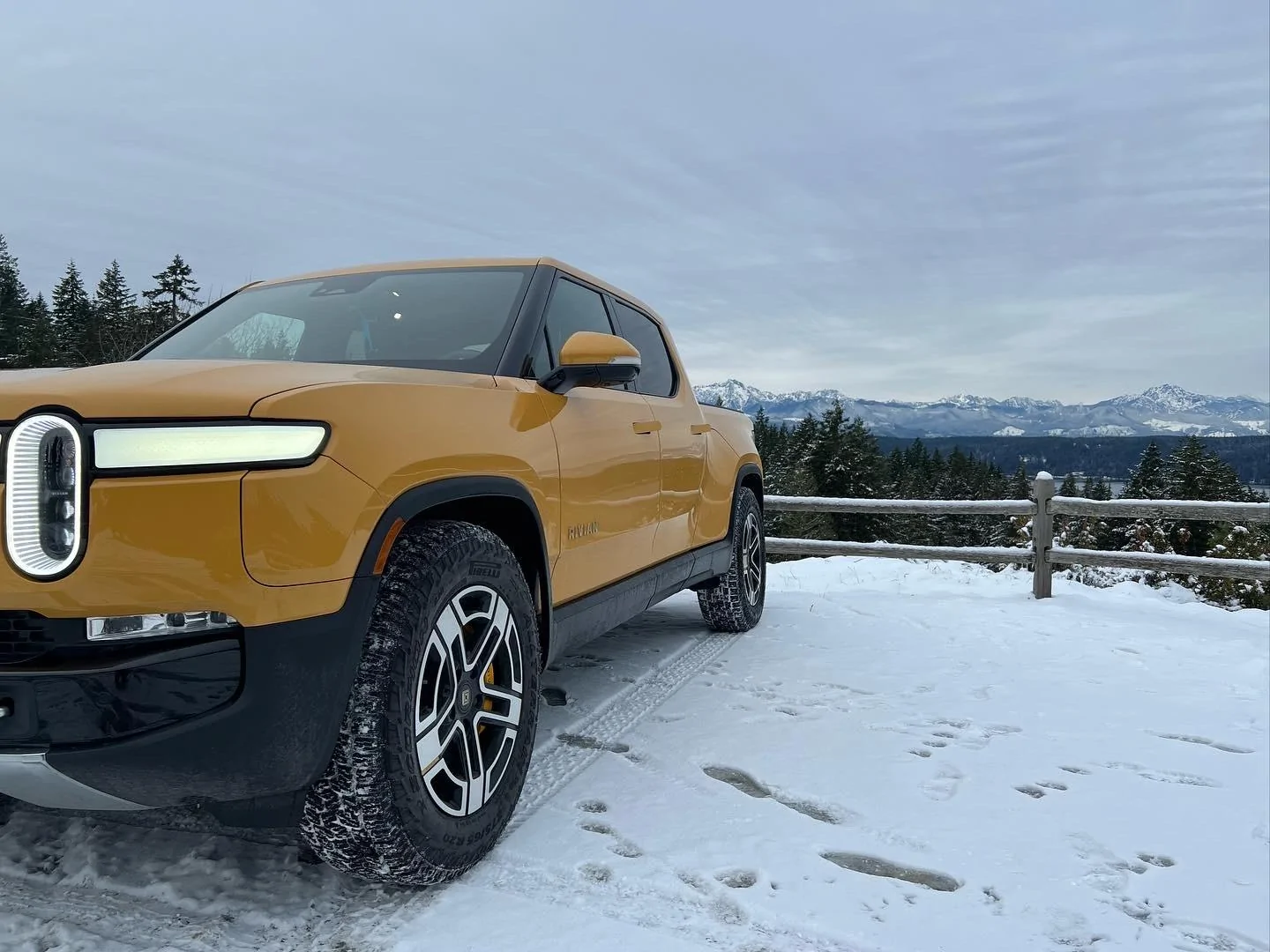 Rivian R1T R1S COMPASS YELLOW R1T Photos 12ADDDD6-68D1-4877-B904-D1F0C45075F6