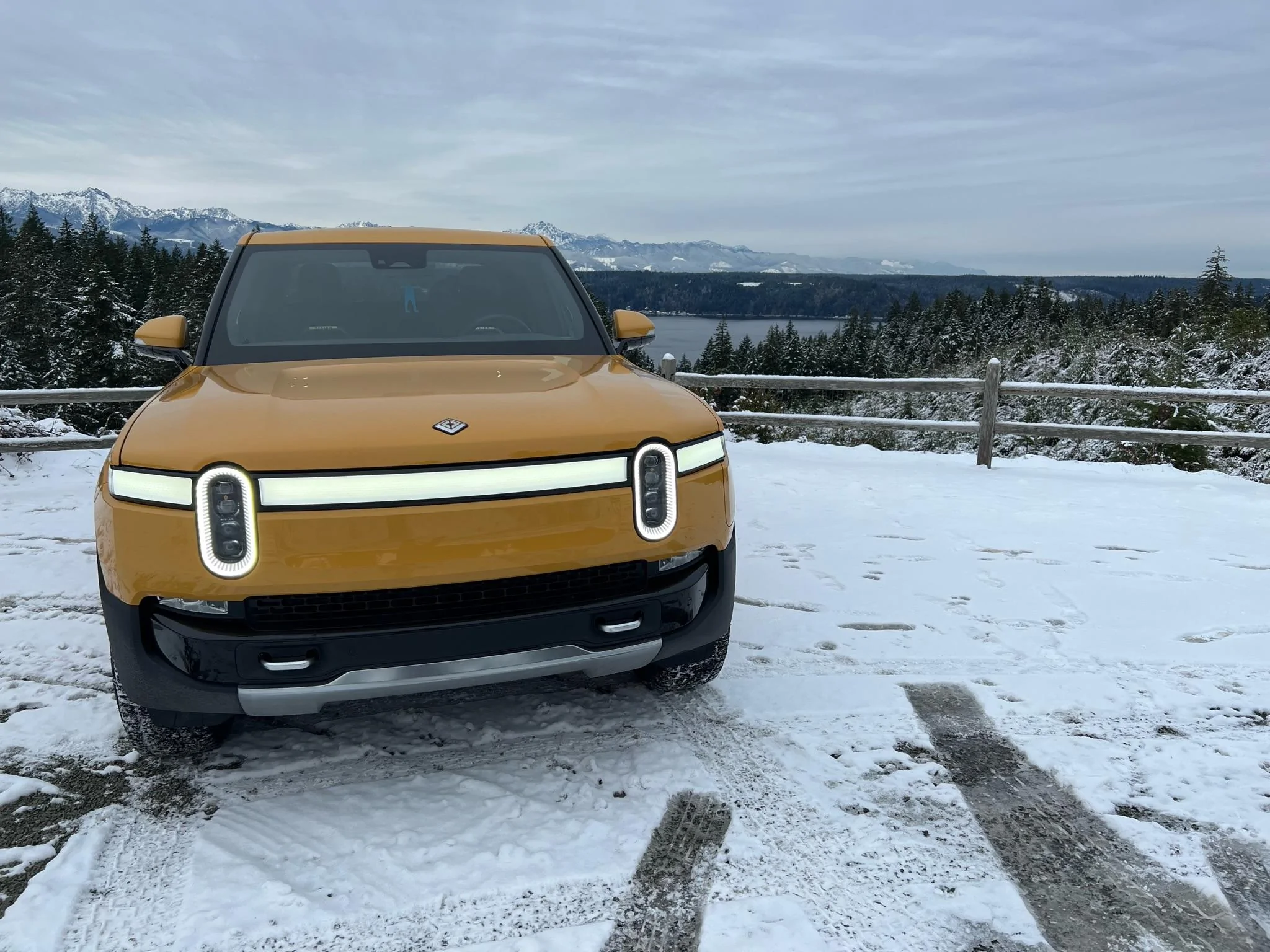 Rivian R1T R1S COMPASS YELLOW R1T Photos 8E0E0AE3-5531-4B47-9DB3-6496889A3CFB