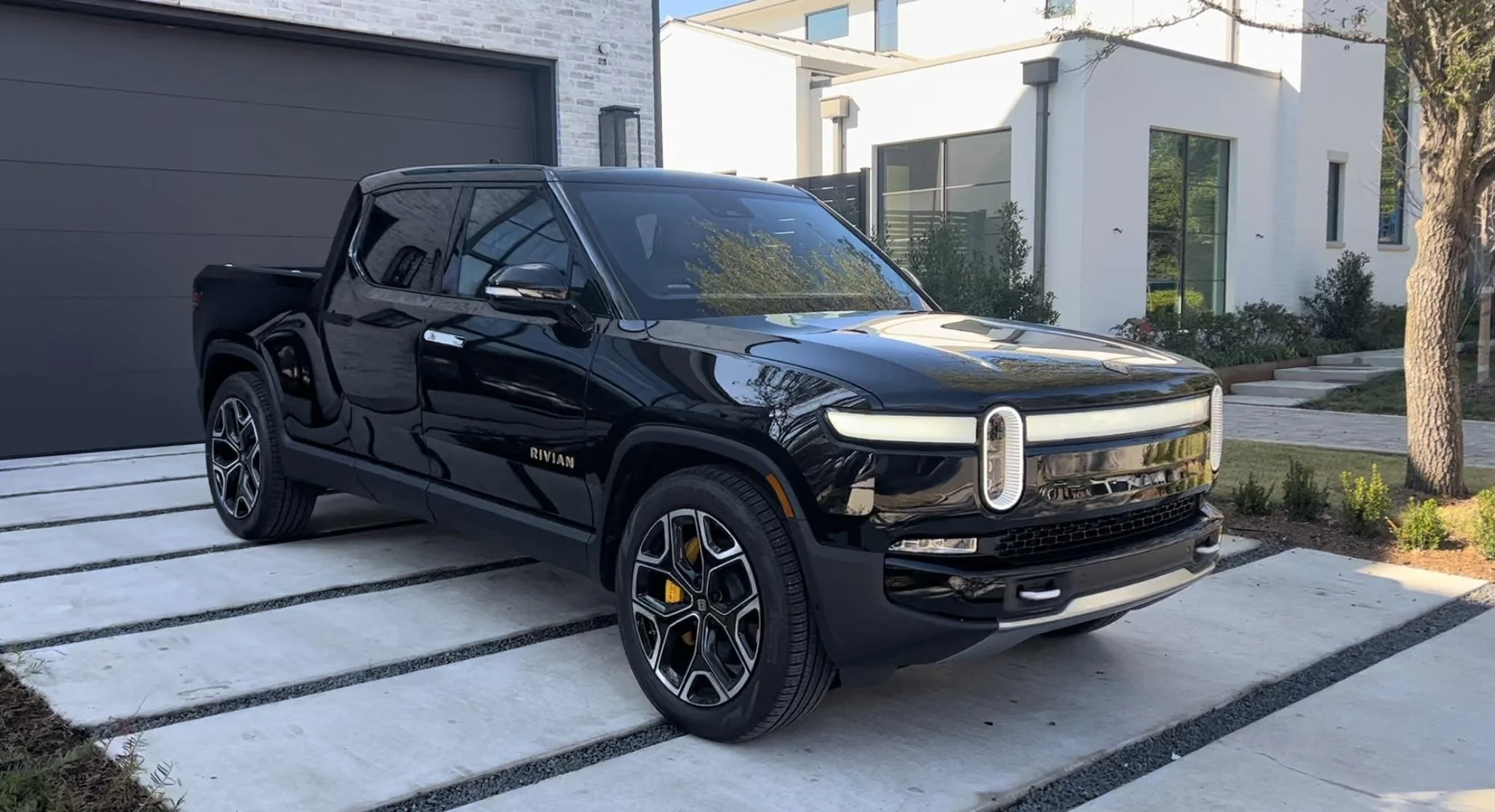 Rivian R1T R1S R1T Orders: Dec '22 - Jan '23 -- Status Room 264DD9A6-0E84-4644-A70A-0C03319EB42B
