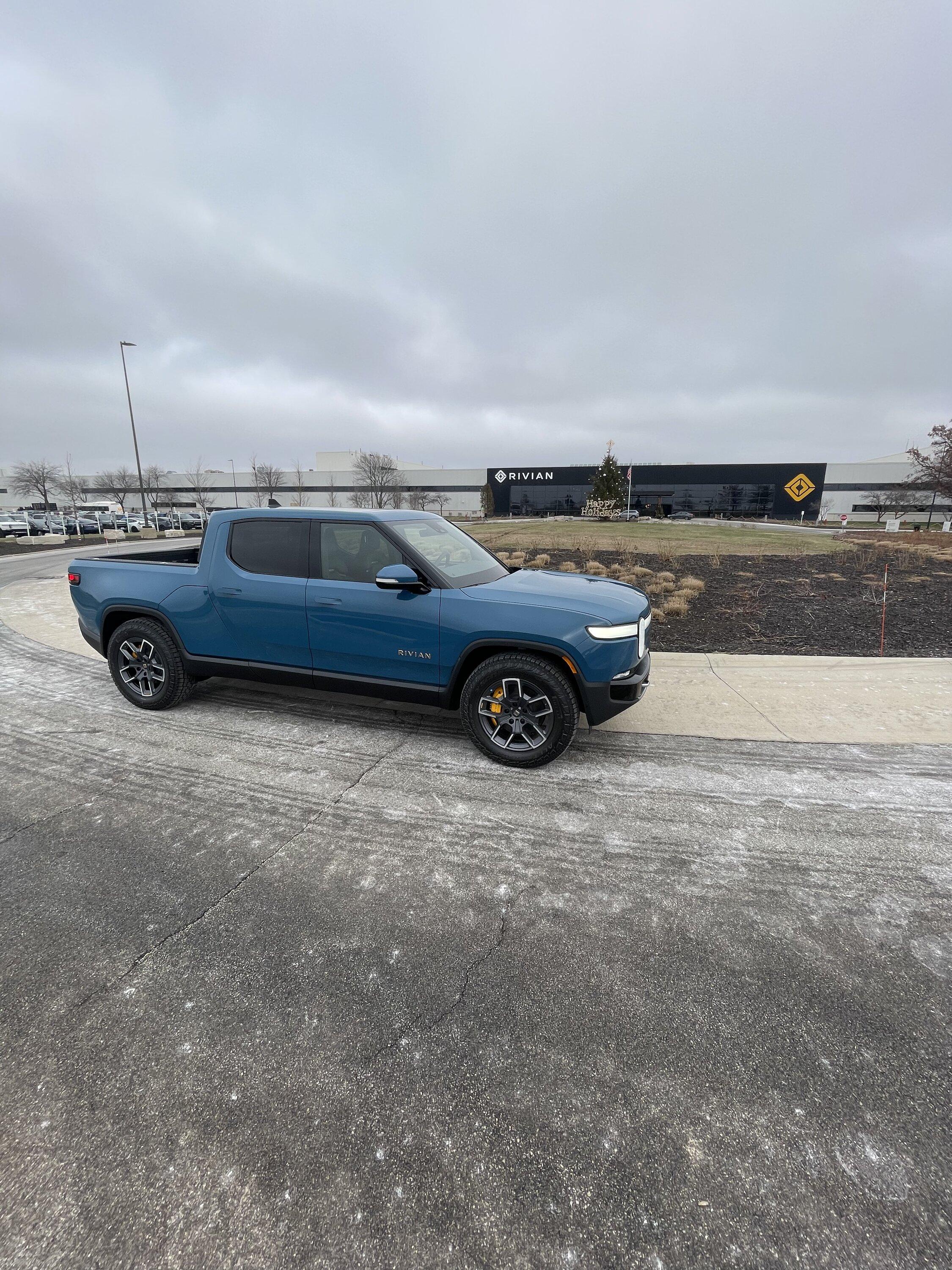 Rivian R1T R1S Christmas came early! - Rivian R1T Factory Delivery / Pick Up 12/21/22 7b449879-fc7f-49df-a225-91e610ed45b6-jpe