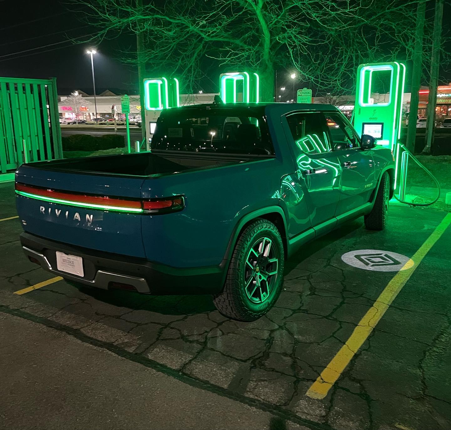 Rivian R1T R1S Christmas came early! - Rivian R1T Factory Delivery / Pick Up 12/21/22 6047c340-60dc-4906-a09a-87b73a152d62-jpe