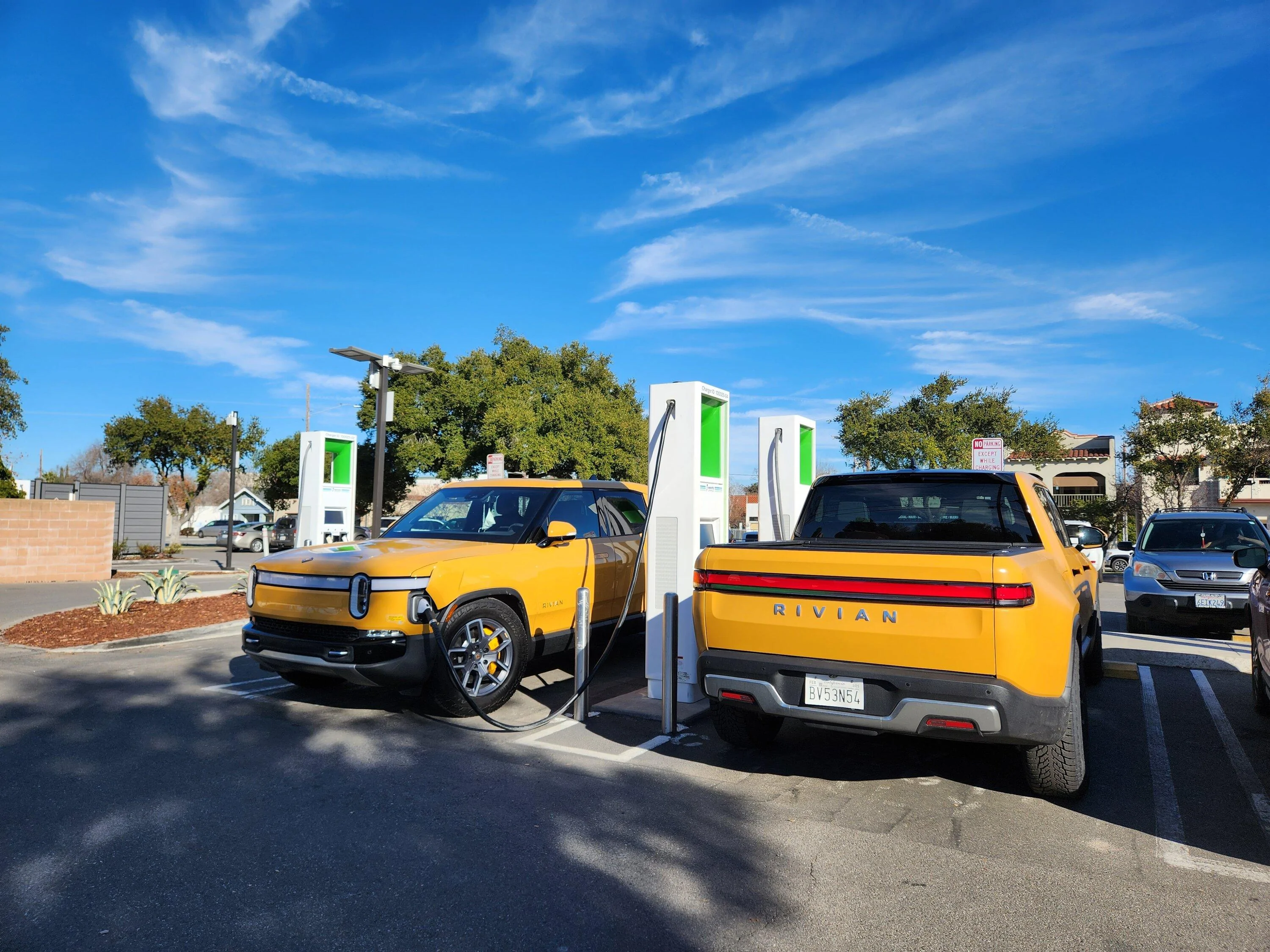 Rivian R1T R1S COMPASS YELLOW R1T Photos 20221223_135744