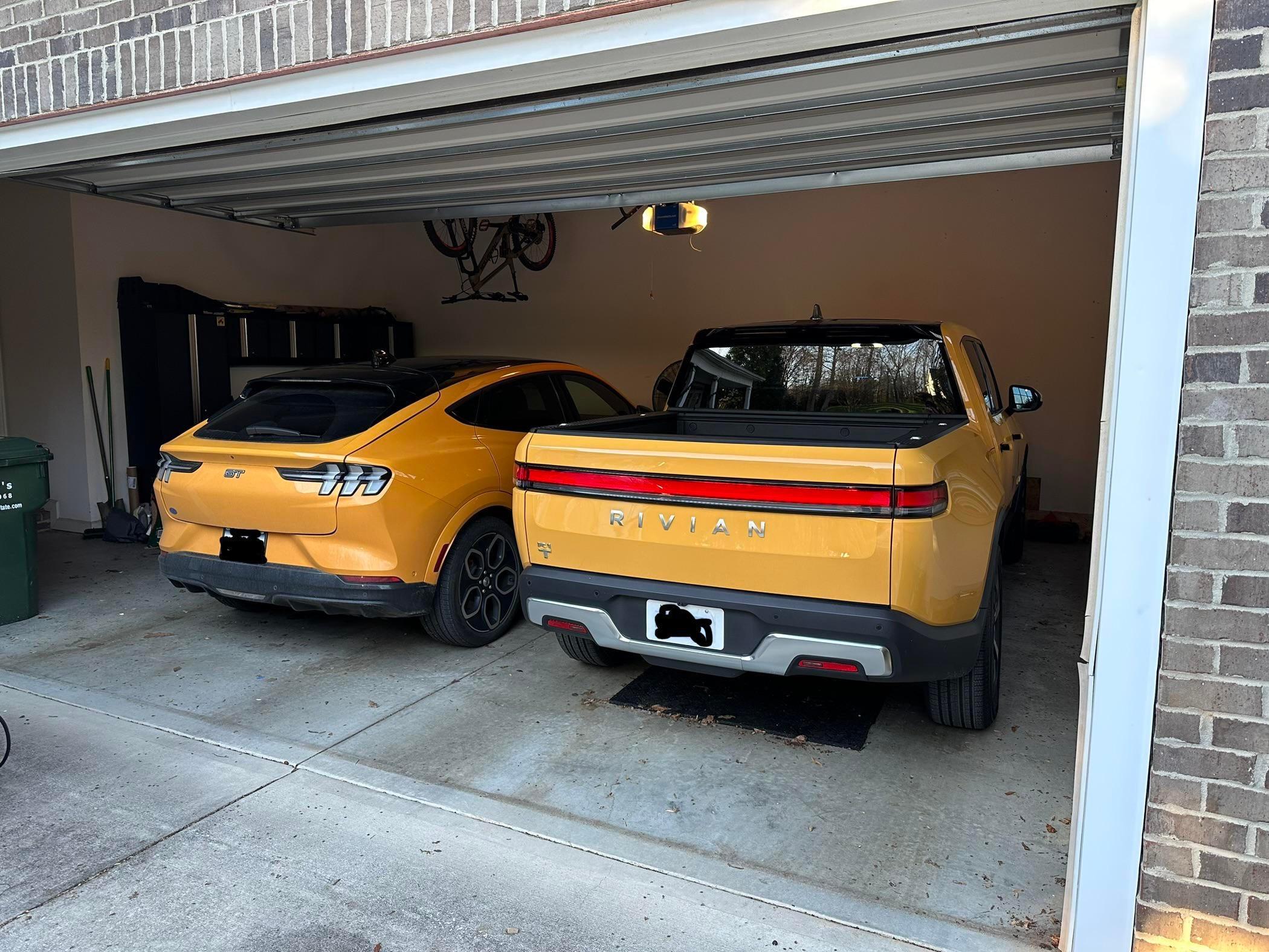 Rivian R1T R1S COMPASS YELLOW R1T Photos B65C24D5-E512-4707-AD63-08527E42E900