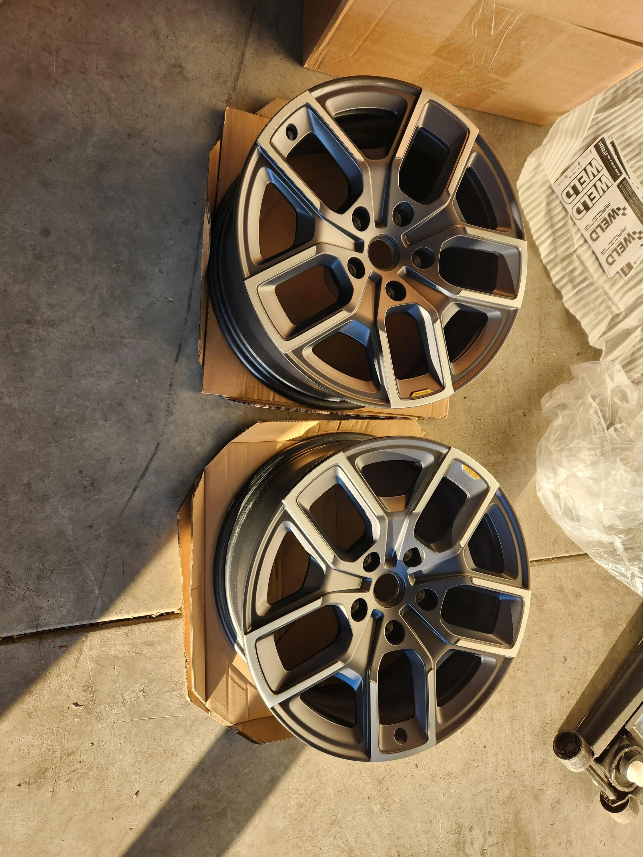 Rivian R1T R1S FS: 20inch wheel for use as a spare 20221224_074446