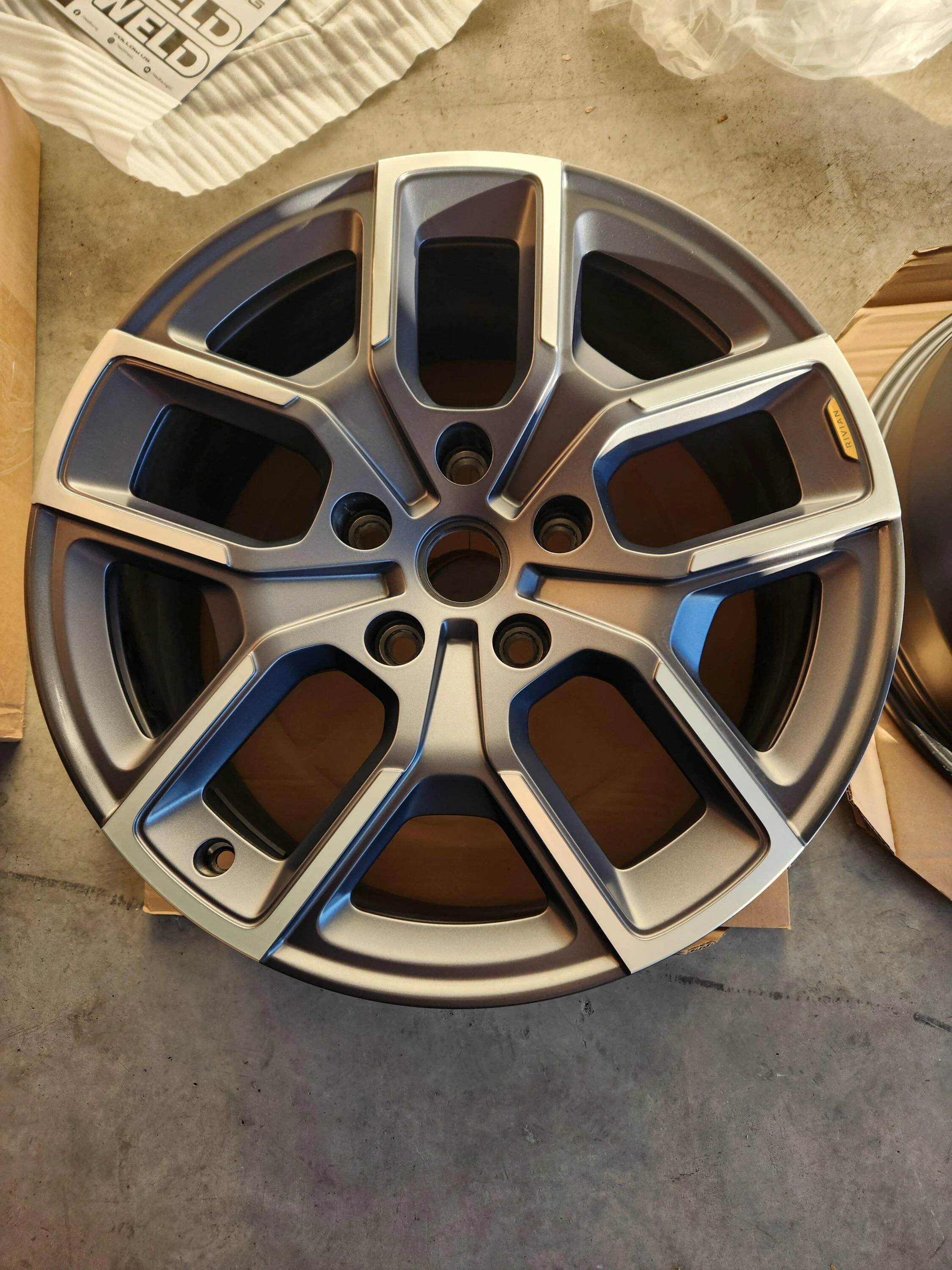 Rivian R1T R1S FS: 20inch wheel for use as a spare 20221224_074449