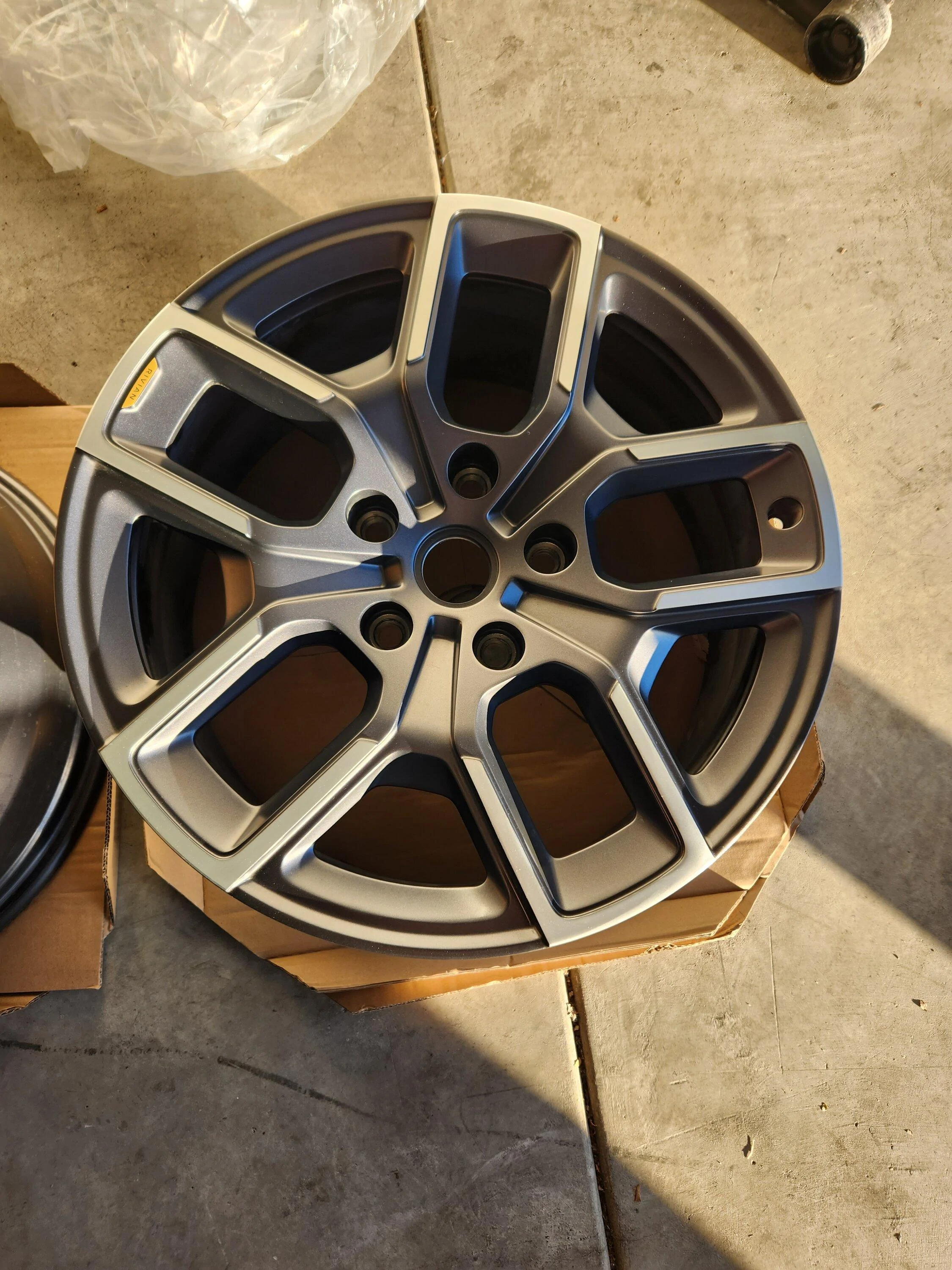 Rivian R1T R1S FS: 20inch wheel for use as a spare 20221224_074451