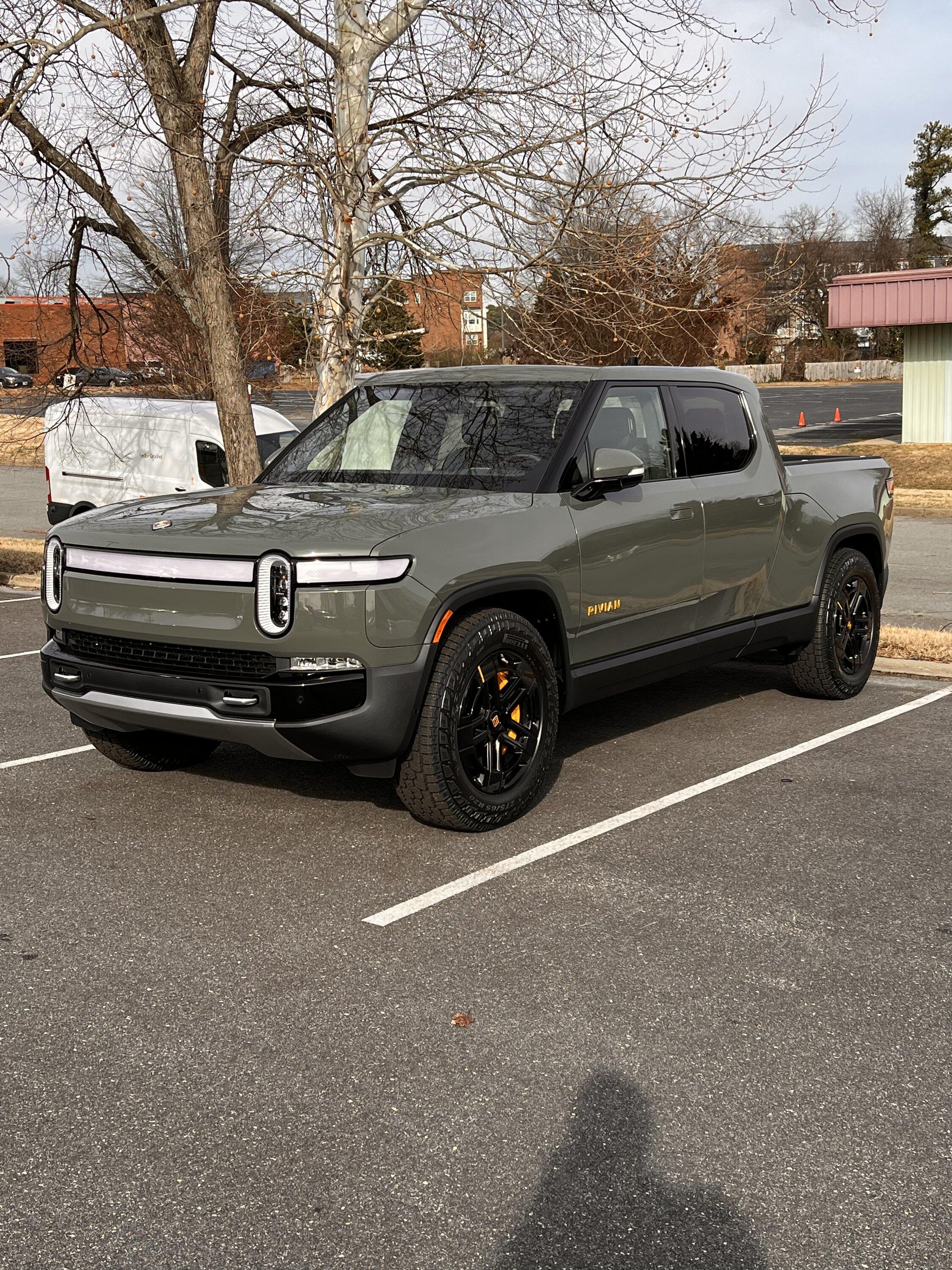 Rivian R1T R1S LAUNCH GREEN R1T Photos 9C40CFA8-4D11-4FE4-BFF5-90382C1EC7D8