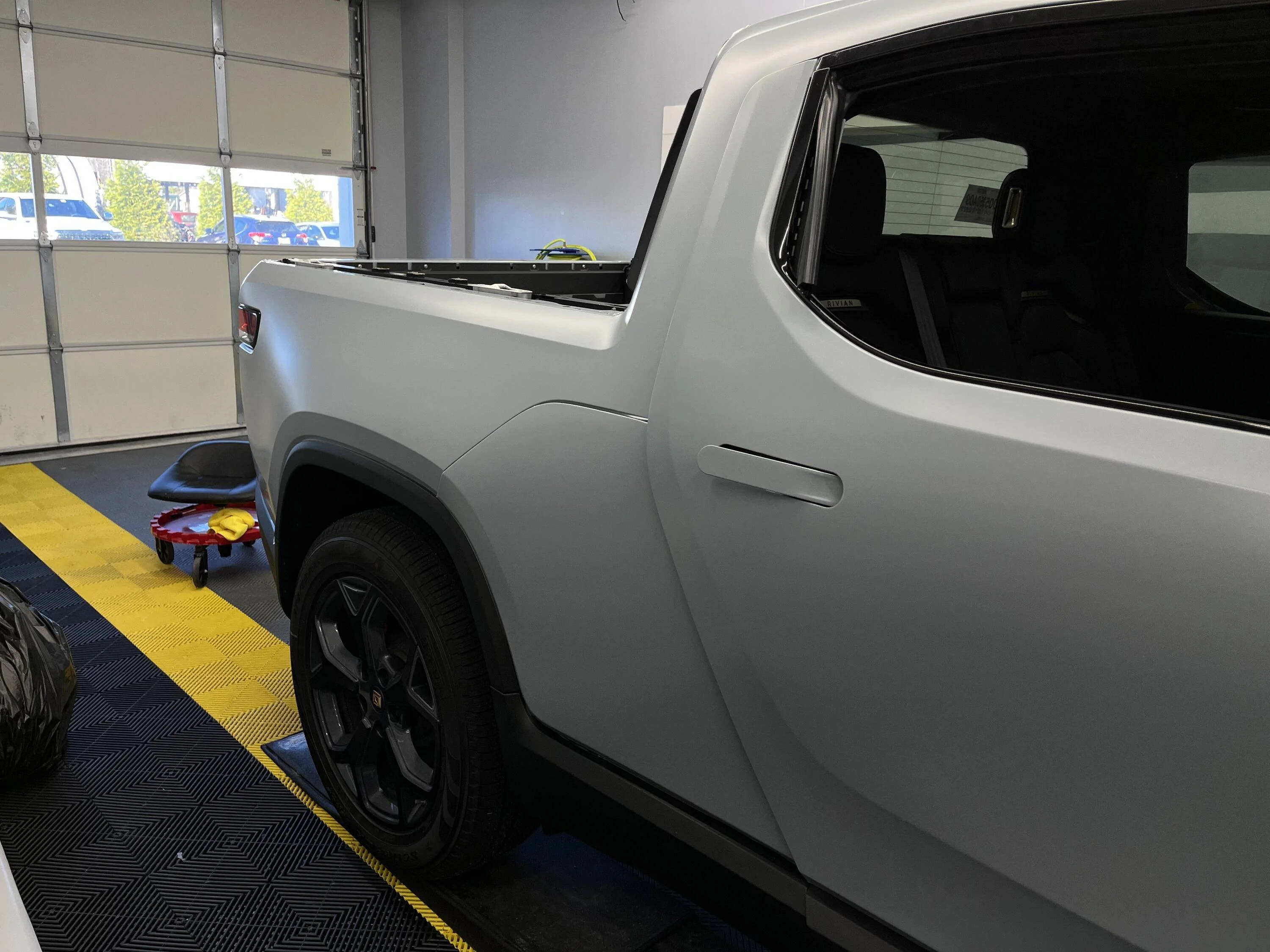 Rivian R1T R1S LIMESTONE R1T Photos 09EE1BF6-BF8A-4315-BA9E-A9E93A4CCDD9