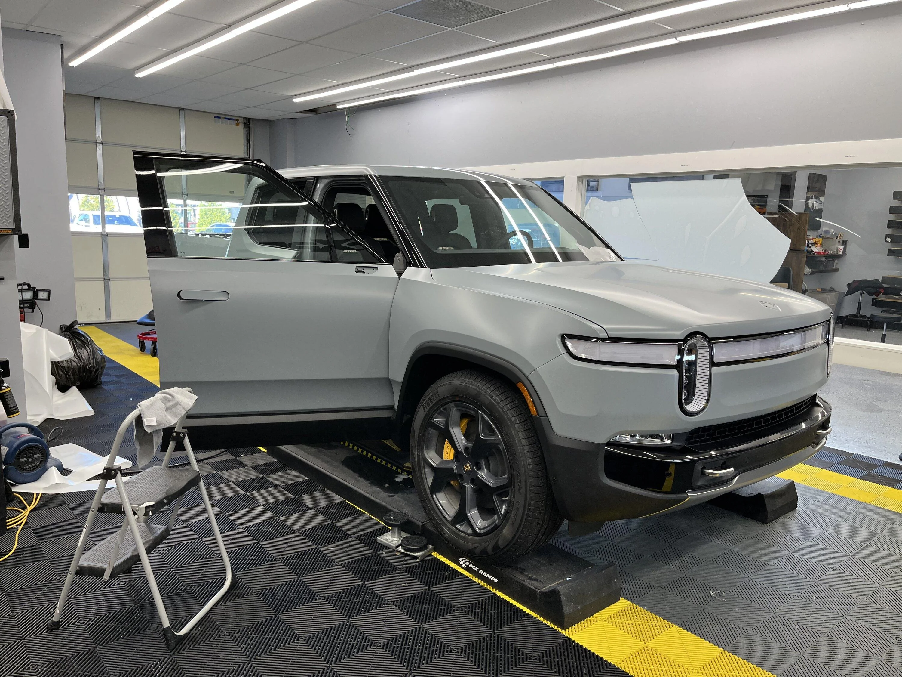 Rivian R1T R1S LIMESTONE R1T Photos B5BEEEA0-7444-44AA-BAFE-EE461B12AD0F