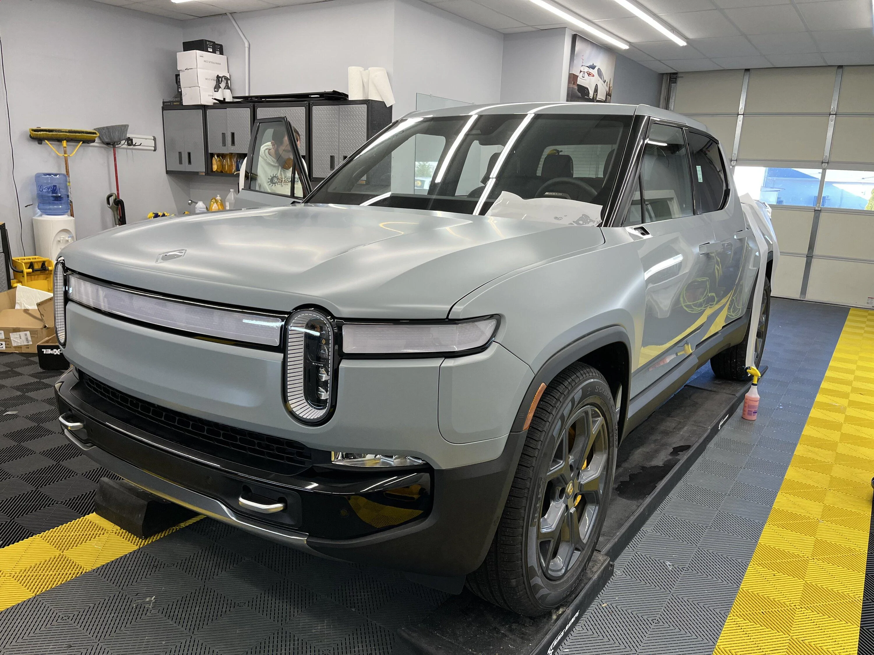 Rivian R1T R1S LIMESTONE R1T Photos 8A50BD8F-0CF1-49AE-B99E-77D4D80E7EE7