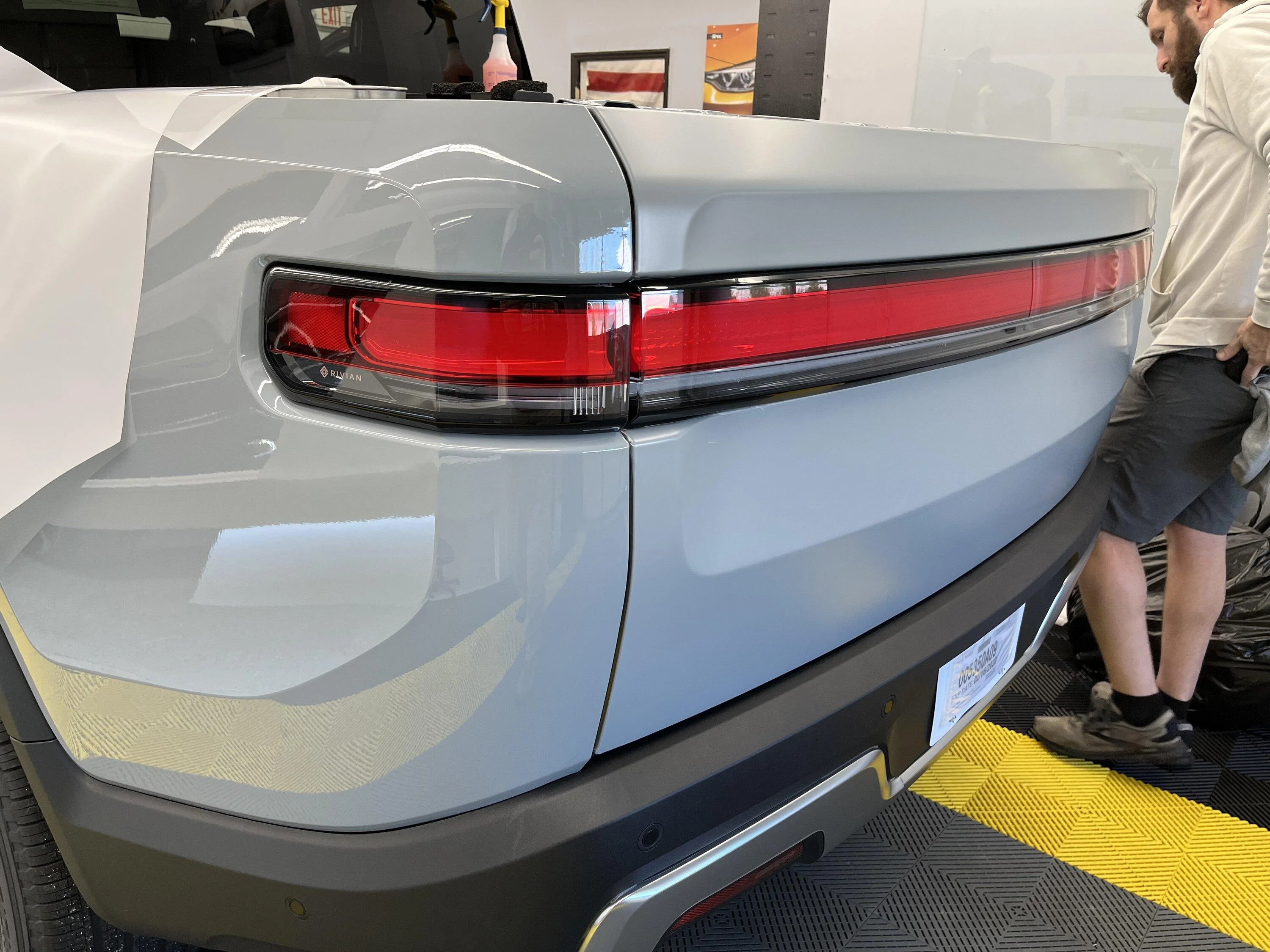 Rivian R1T R1S LIMESTONE R1T Photos 8EB95728-B1FB-43CF-A65D-552BAA0FC73E