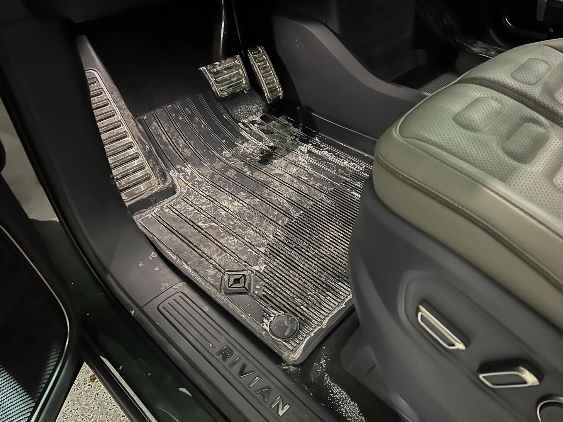 Rivian R1T R1S RIVIAN All Weather Floor Mats review 20221229_030407890_iOS