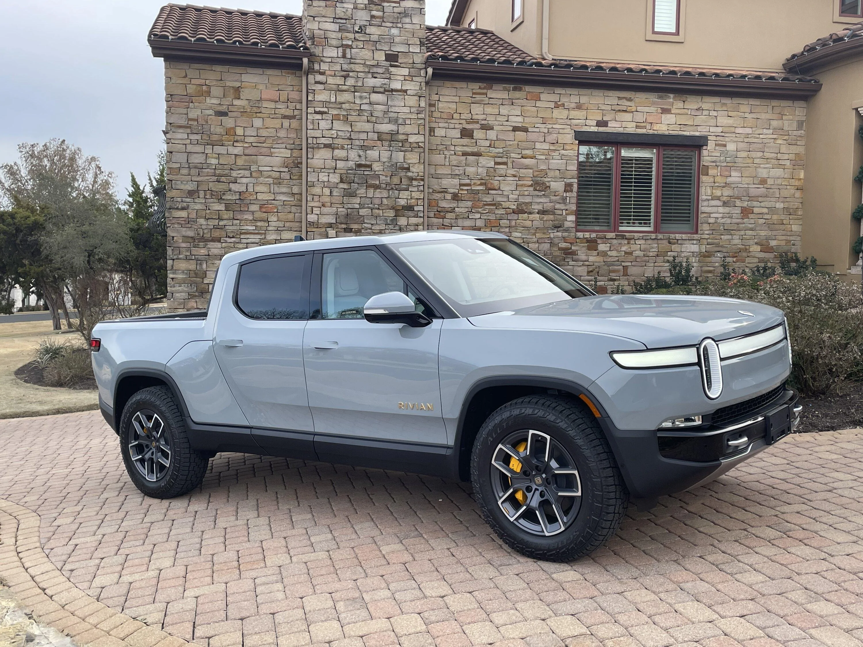 Rivian R1T R1S LIMESTONE R1T Photos 83000536-F916-43E7-8686-B05AE73D809E
