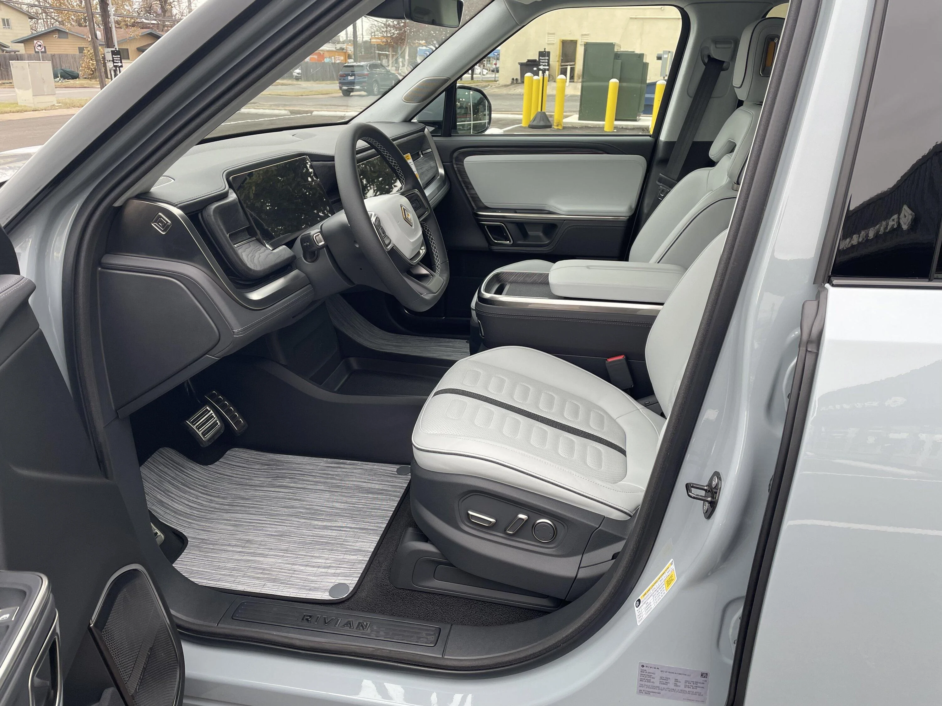 Rivian R1T R1S LIMESTONE R1T Photos 9227E318-C8EA-4624-88A9-AF4E8E556C6D