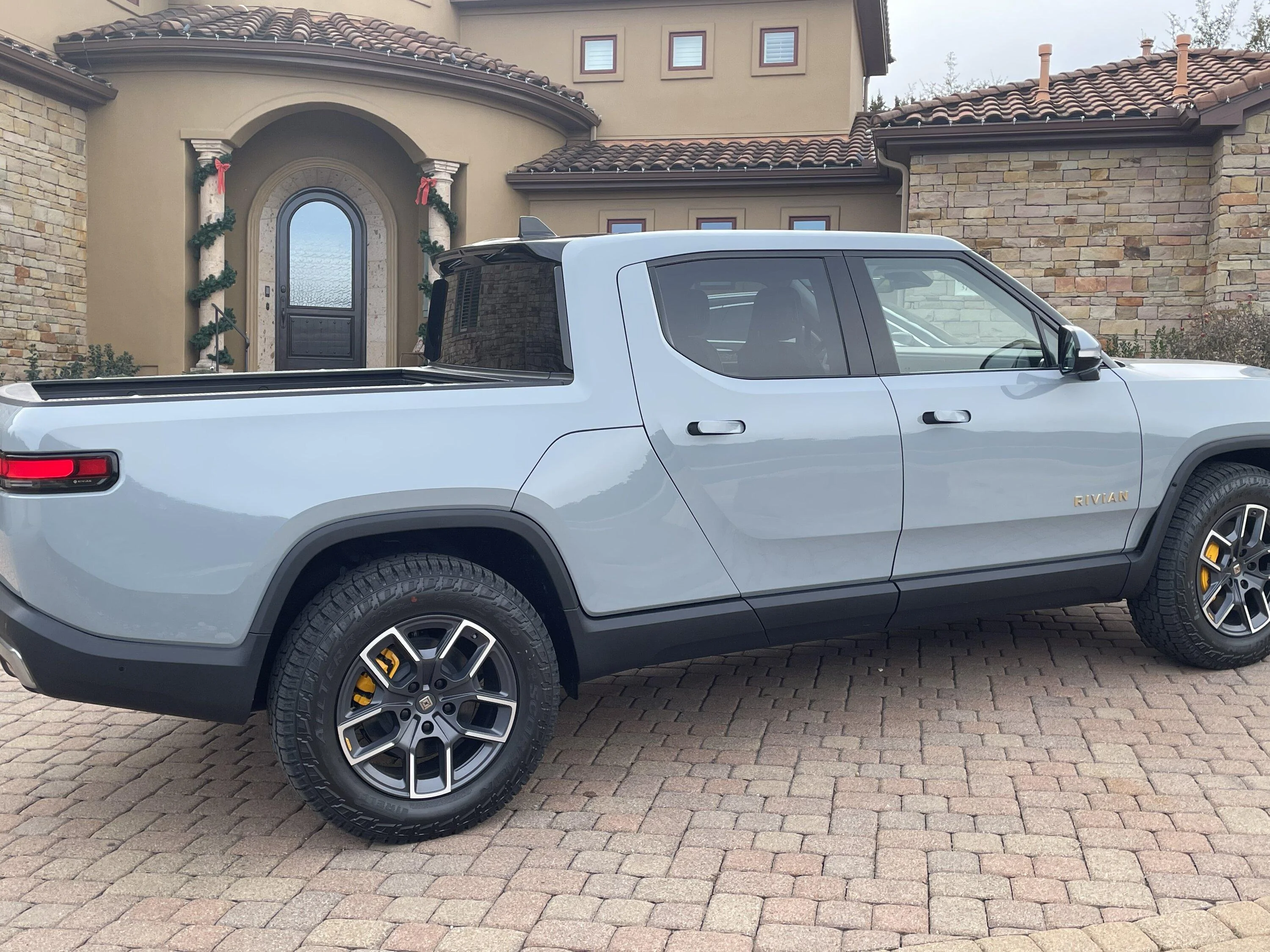 Rivian R1T R1S LIMESTONE R1T Photos BD416A50-6067-4A41-8668-A816C972B106