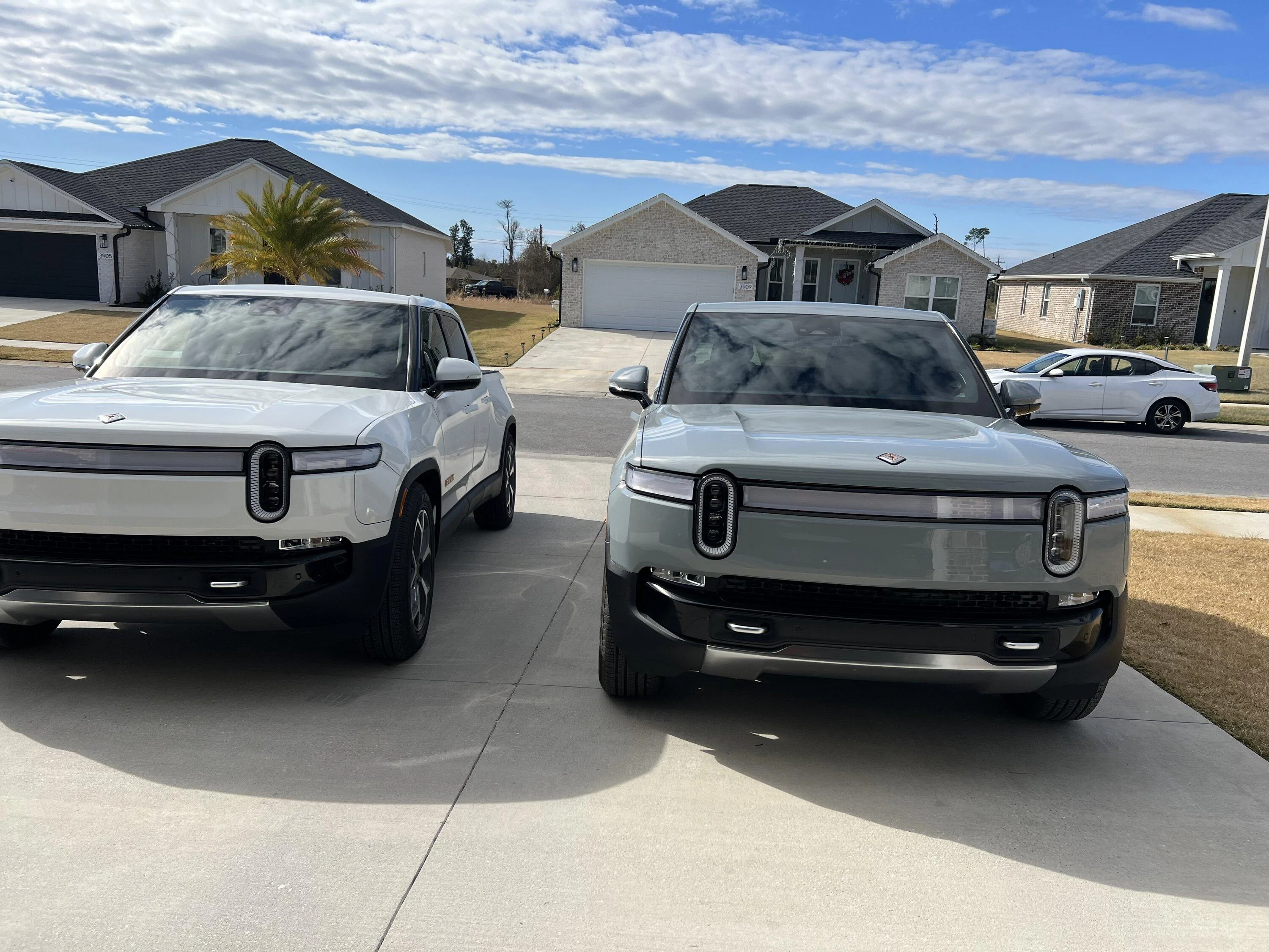 Rivian R1T R1S GLACIER WHITE R1T  Photos 96FF105E-BCB3-426C-8C02-1CCF8CEFCB22