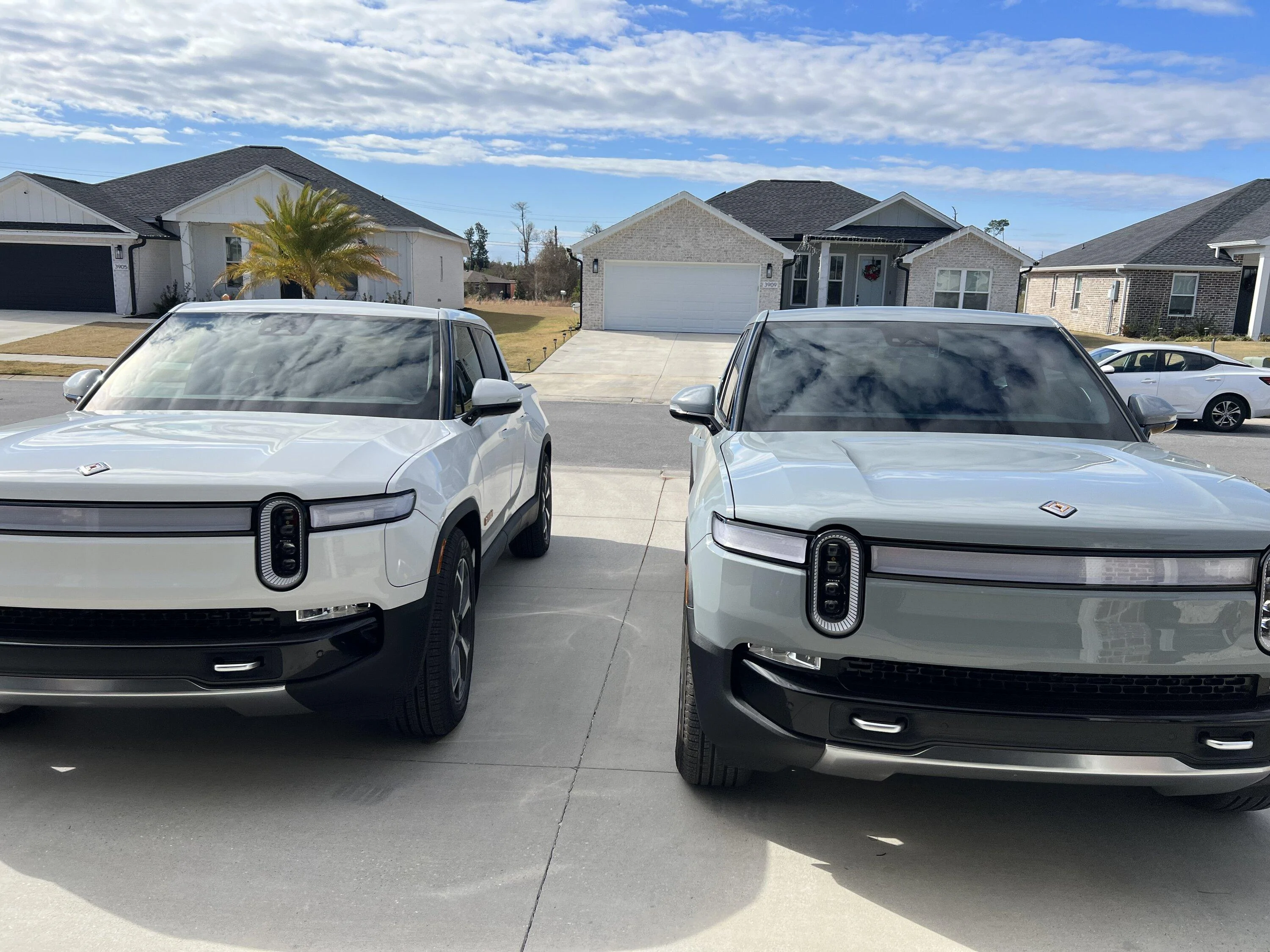 Rivian R1T R1S GLACIER WHITE R1T  Photos 24BA3815-3732-4B1E-8555-08422FE99583