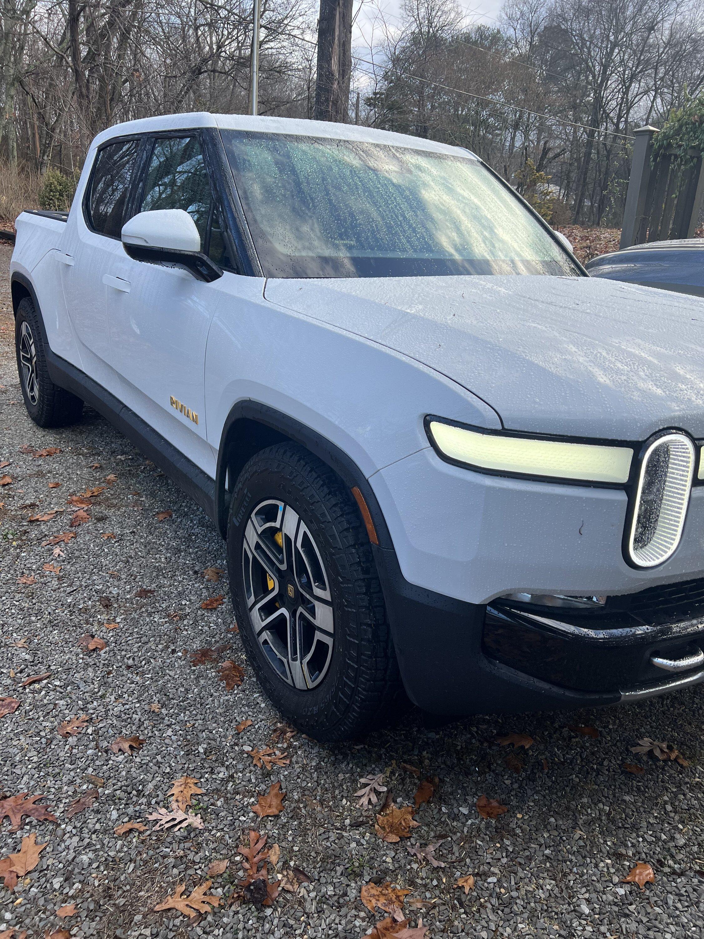 Rivian R1T R1S GLACIER WHITE R1T  Photos 588EF828-A9EB-4B4F-9850-3298CF43A86F