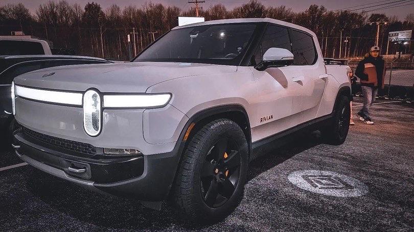 Rivian R1T R1S GLACIER WHITE R1T  Photos EarlyAM.JPG
