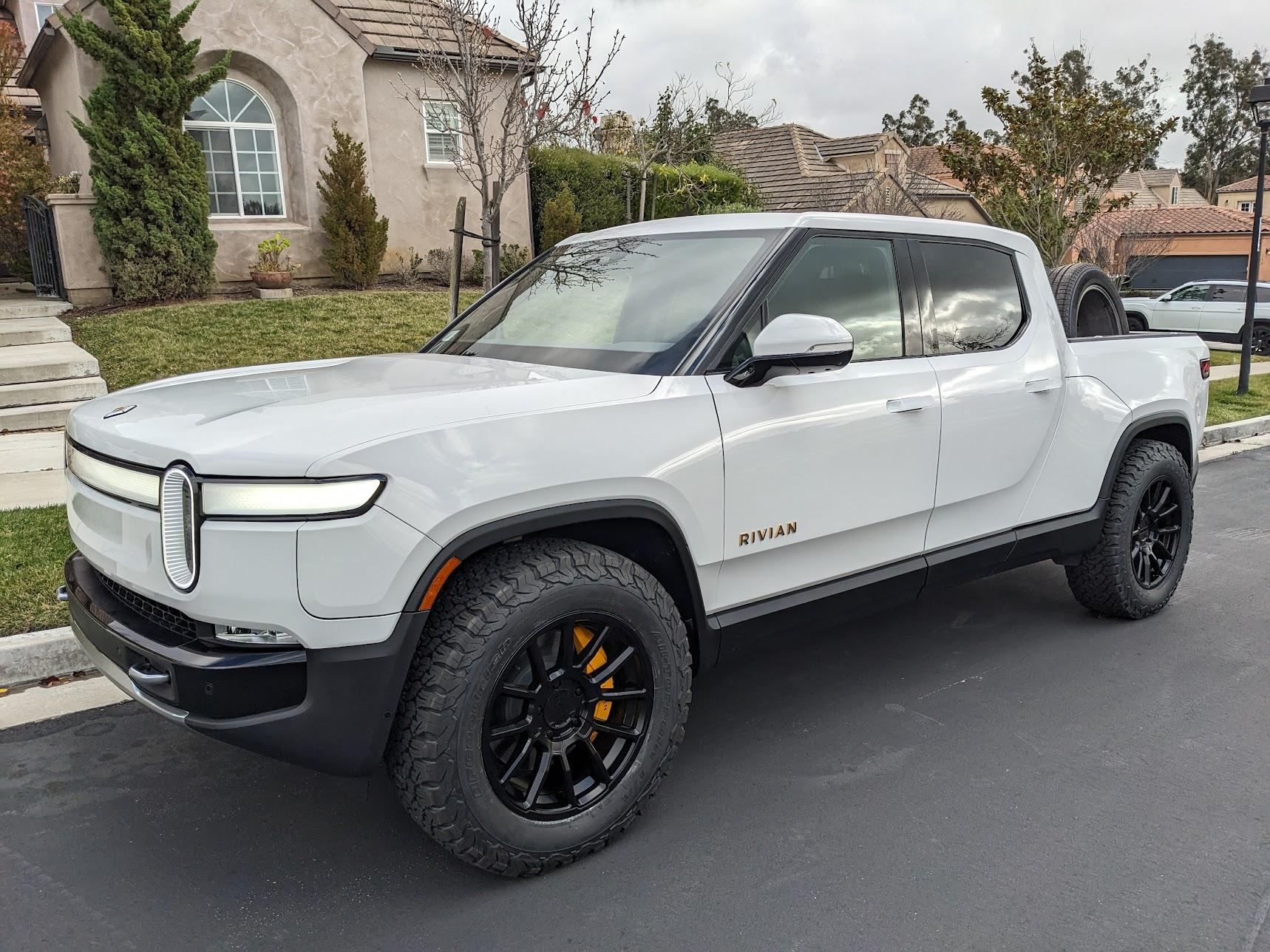 Rivian R1T R1S GLACIER WHITE R1T  Photos PXL_20230101_214354525