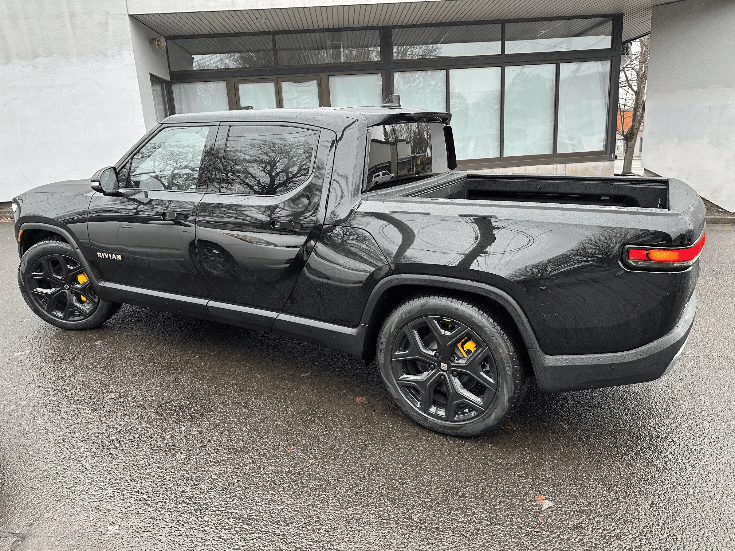 Rivian R1T R1S MIDNIGHT (Black) Rivian Photos 1672678606551