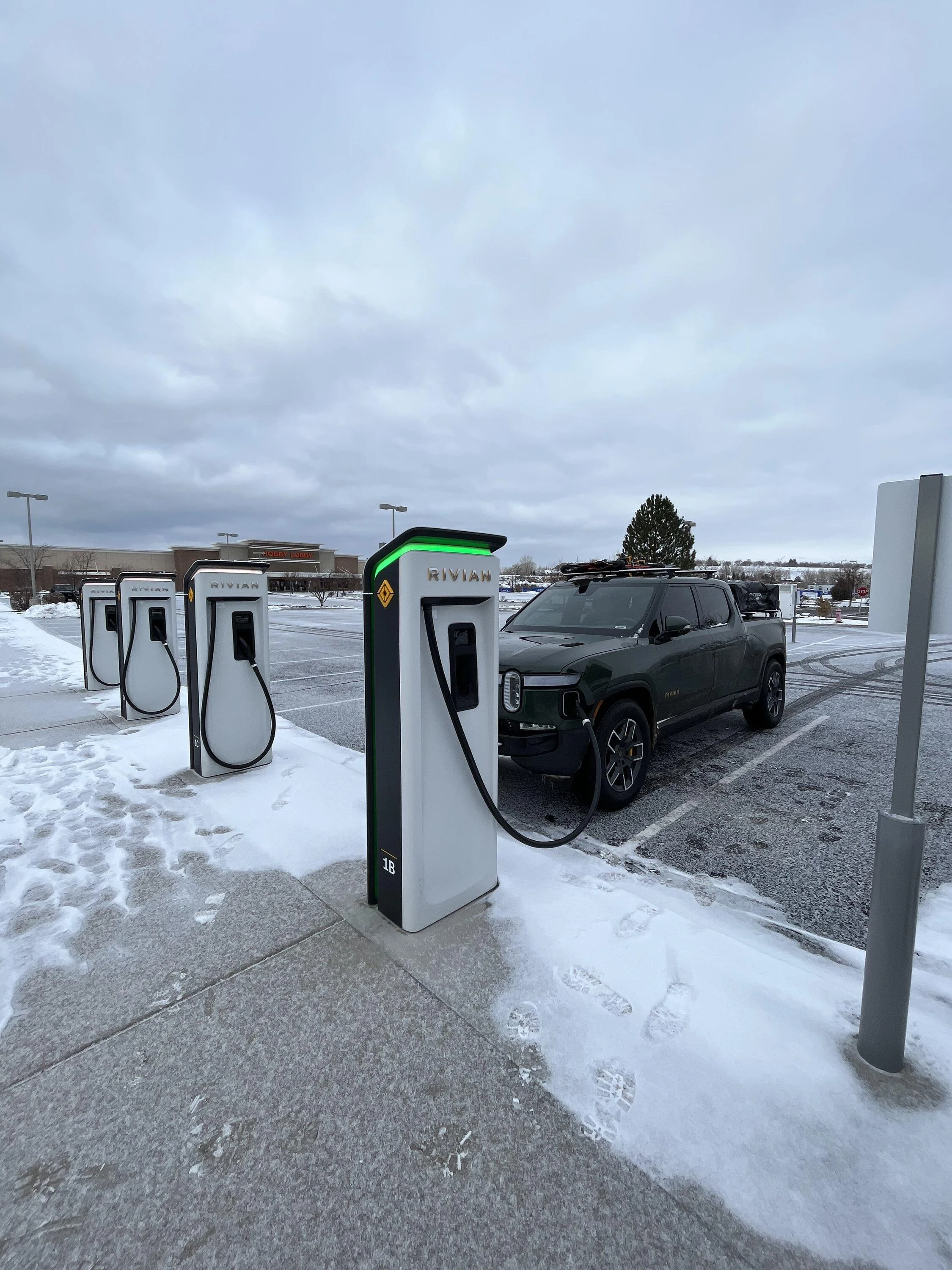 Rivian R1T R1S FOREST GREEN R1T Photos 0219330C-C6C3-4FBA-9B18-CCDD2433C54F