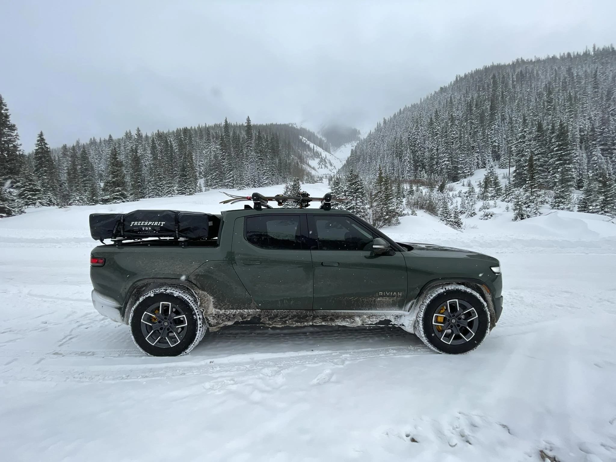 Rivian R1T R1S FOREST GREEN R1T Photos 6062E14B-E3C7-4B7D-BCFA-2976D15C0A8A
