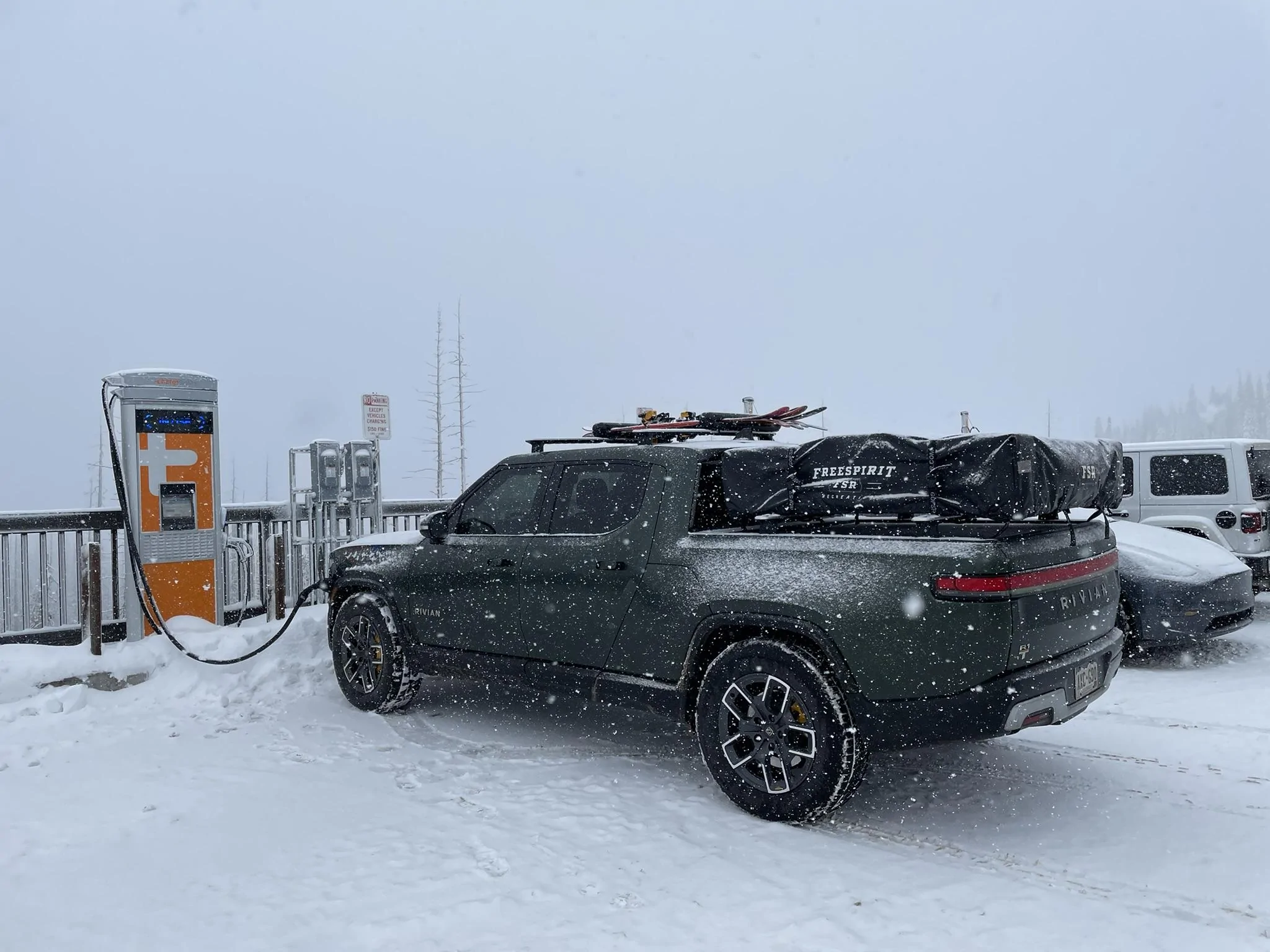 Rivian R1T R1S FOREST GREEN R1T Photos F7453240-6308-4666-9A8D-9BAA9A62188A