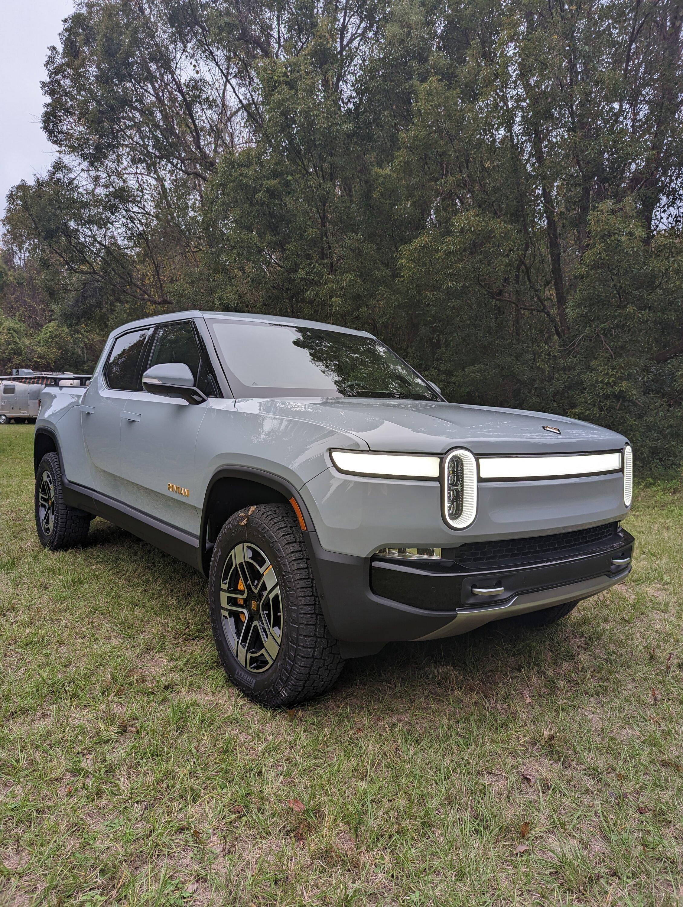 Rivian R1T R1S 2022 R1T Launch Edition in Limestone/ FE interior PXL_20221122_211143385