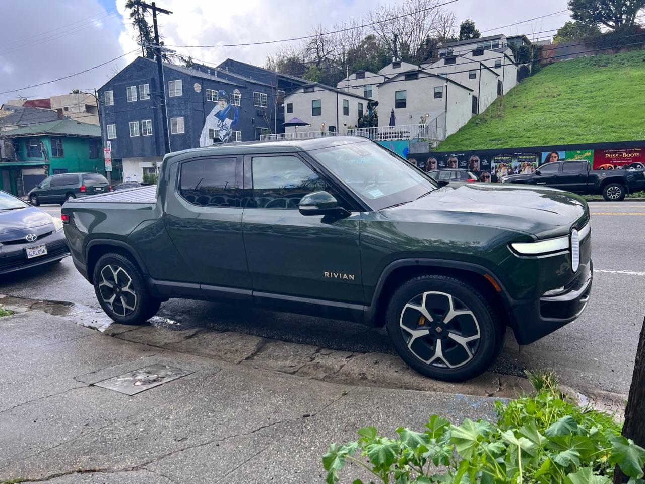 Rivian R1T R1S FOREST GREEN R1T Photos C3F53C39-6BEE-4C6B-9A4D-A0B741CCC249