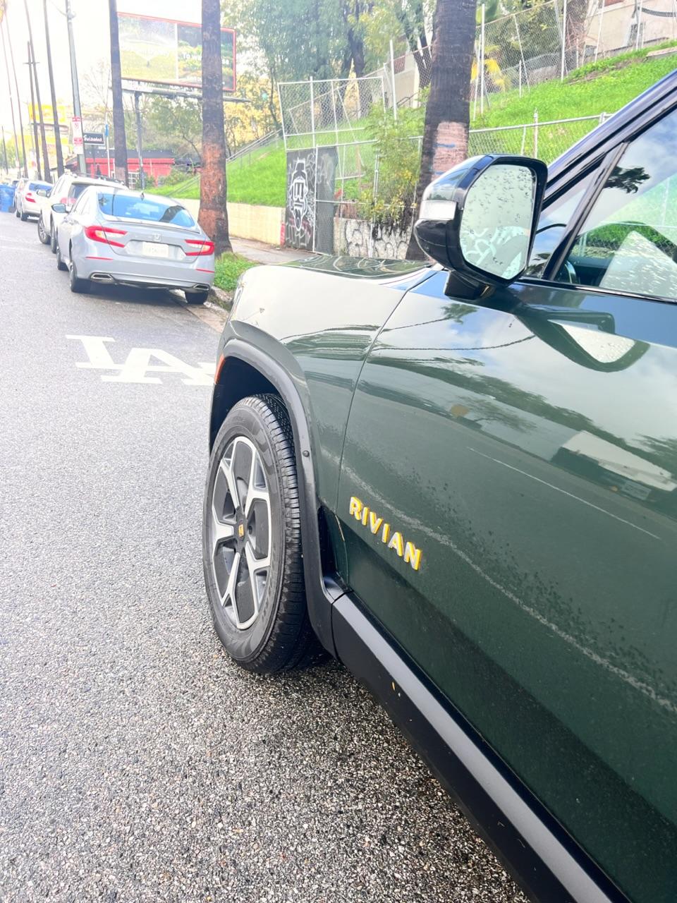 Rivian R1T R1S FOREST GREEN R1T Photos 7DF5CE9F-D17D-4E7D-BA21-FF5B8D23DC71