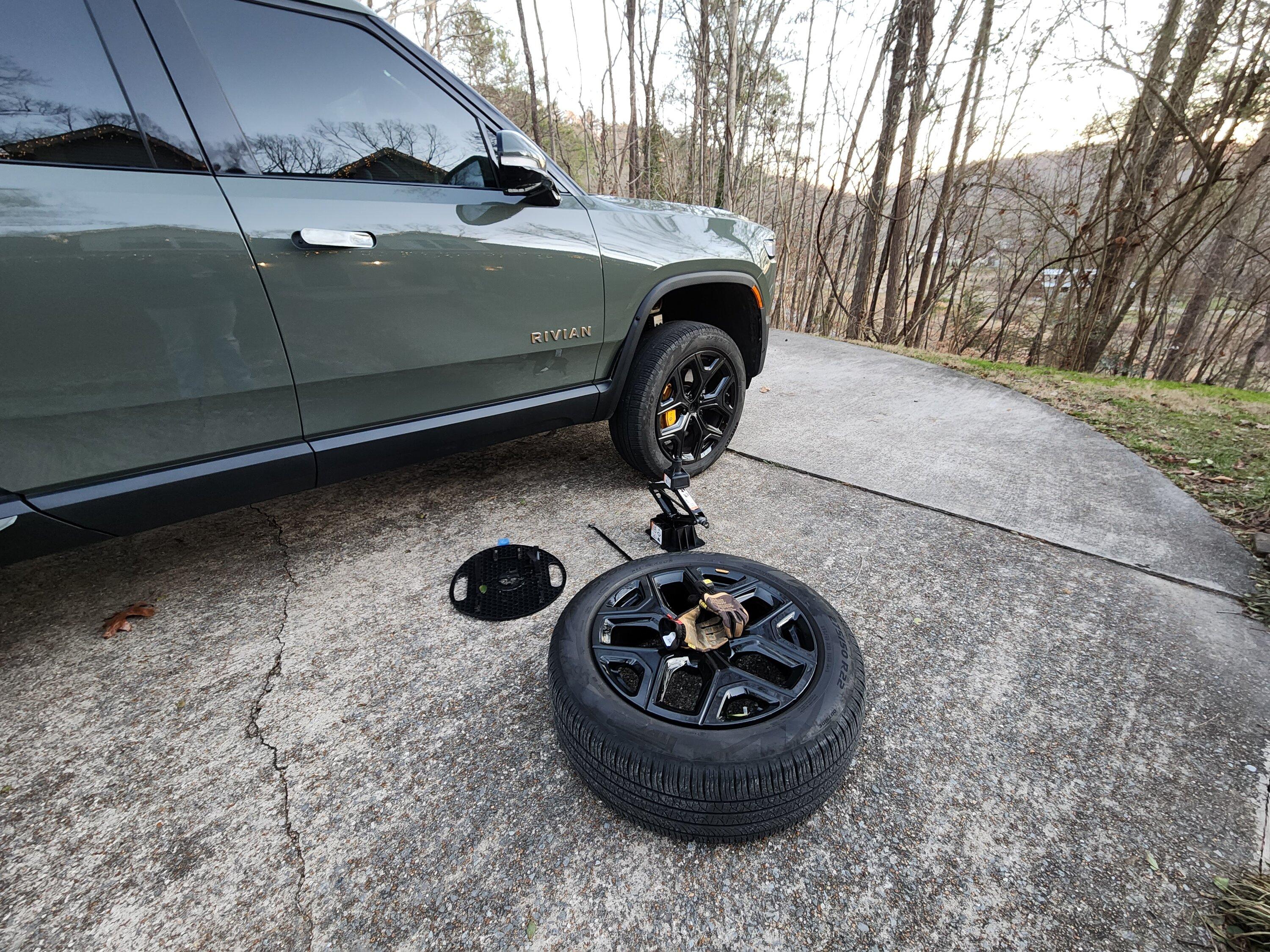 Rivian R1T R1S Introducing the first Rivian specific bottle jack! Team 1EV 6 Ton Bottle Jack Kit for R1T / R1S 20230105_173414