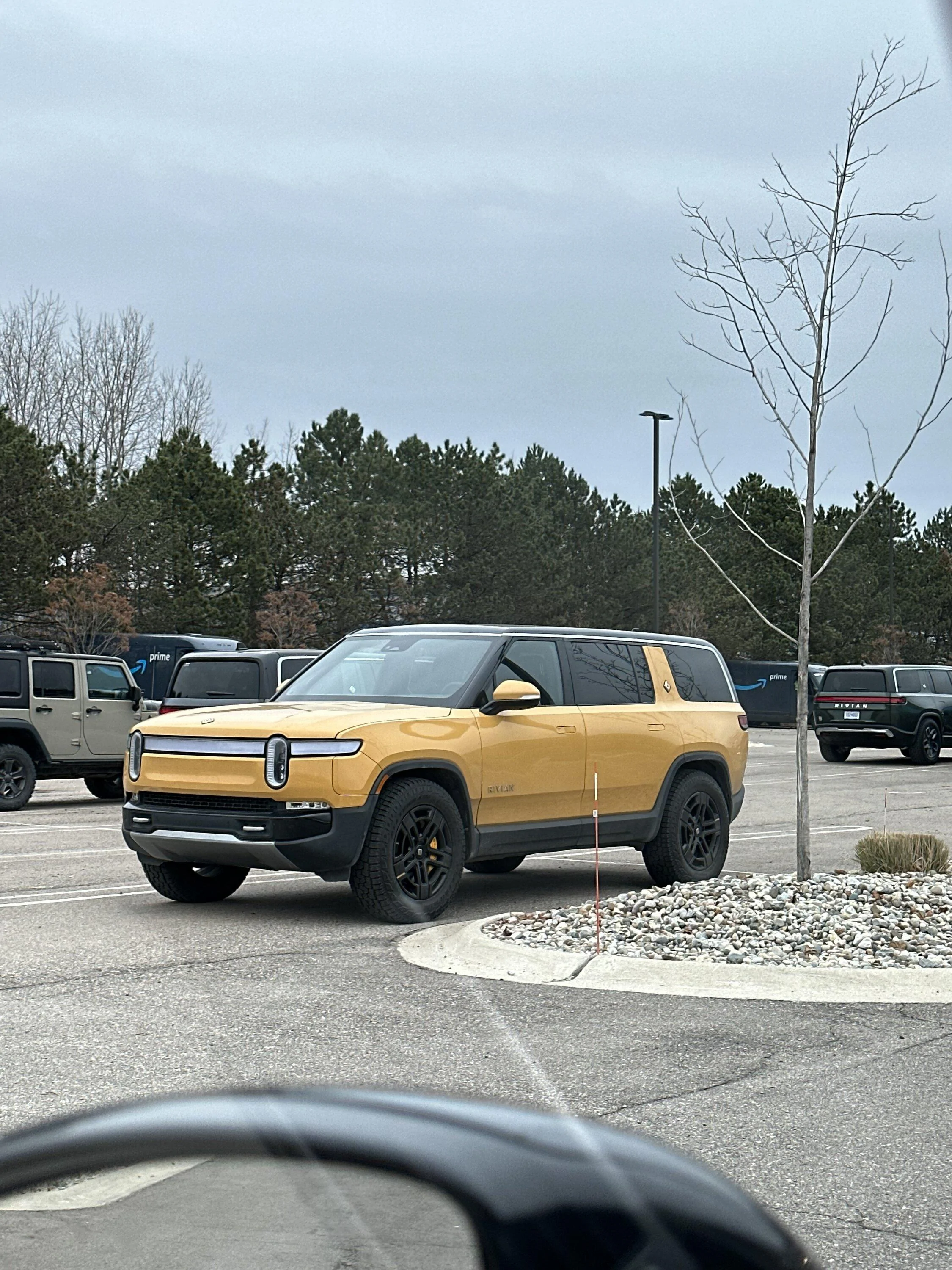 Rivian R1T R1S ? COMPASS YELLOW R1S  Photos 97e9019b-8f87-4742-a48f-5fa73c91988d-jpeg