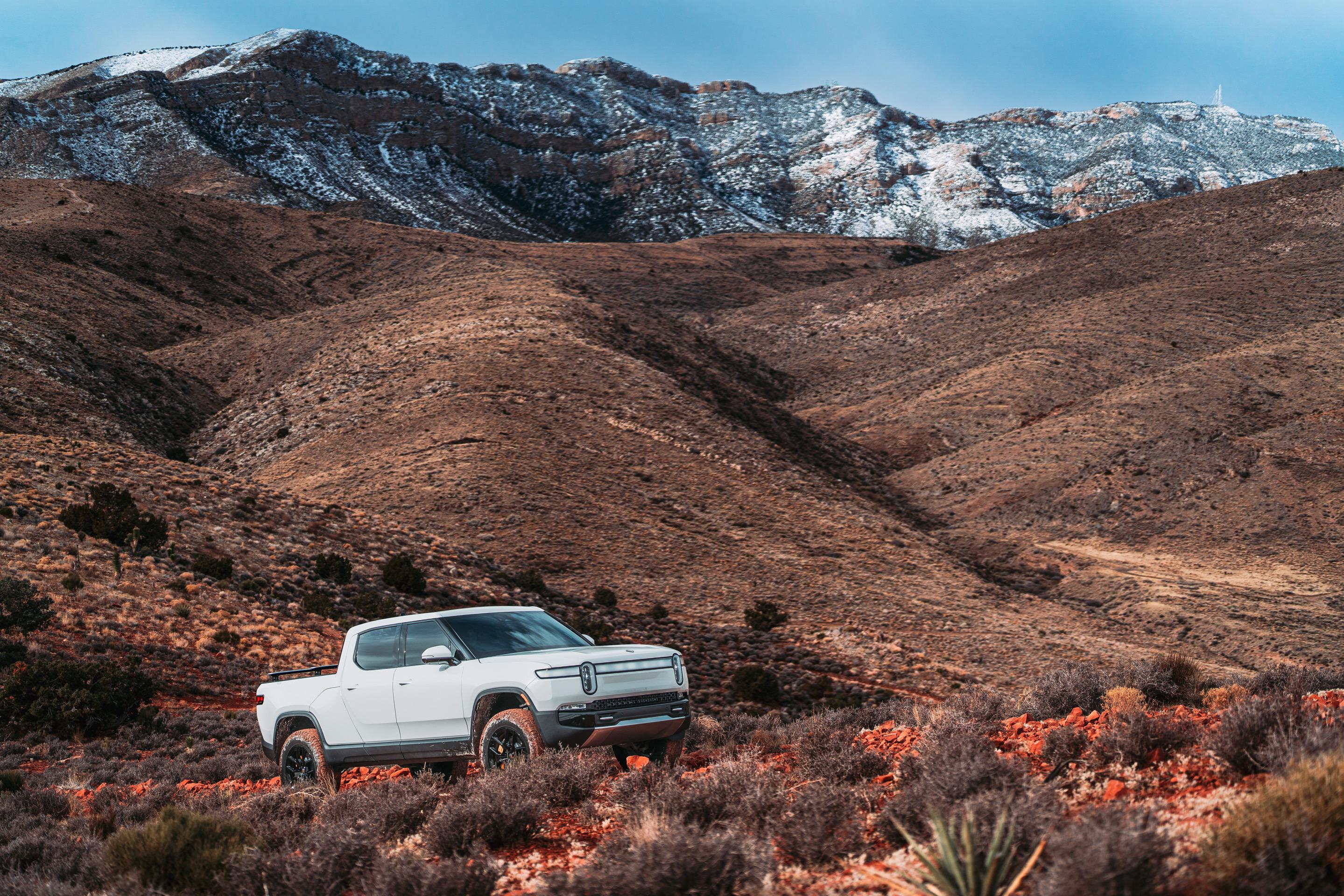 Rivian R1T R1S GLACIER WHITE R1T  Photos BF258100-B980-4F31-B13D-2BCAFBF91A3E