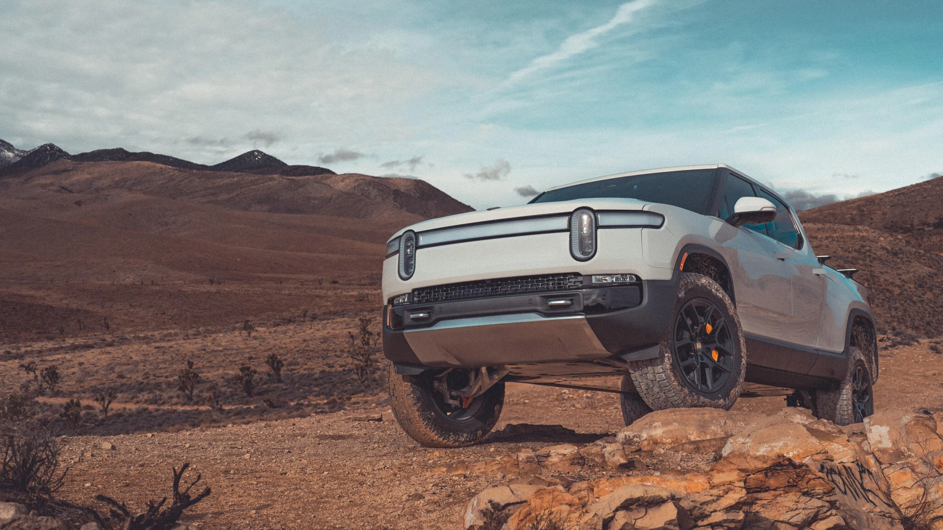 Rivian R1T R1S GLACIER WHITE R1T  Photos 823626CA-0FDB-4ECD-A824-023DD13D3B99