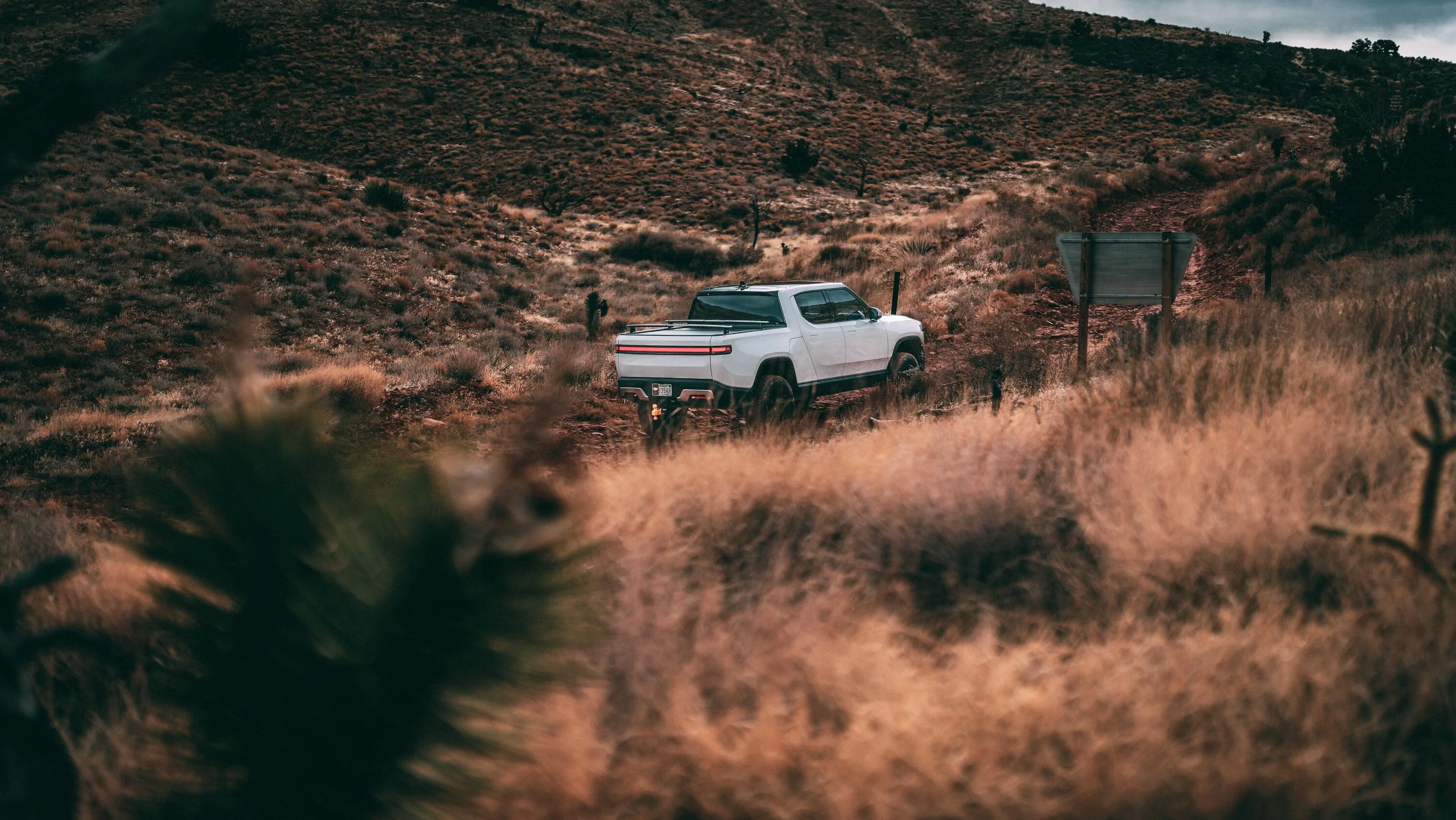 Rivian R1T R1S GLACIER WHITE R1T  Photos 3652FE4B-F8AA-4A6D-B163-F24A82A3A4AA