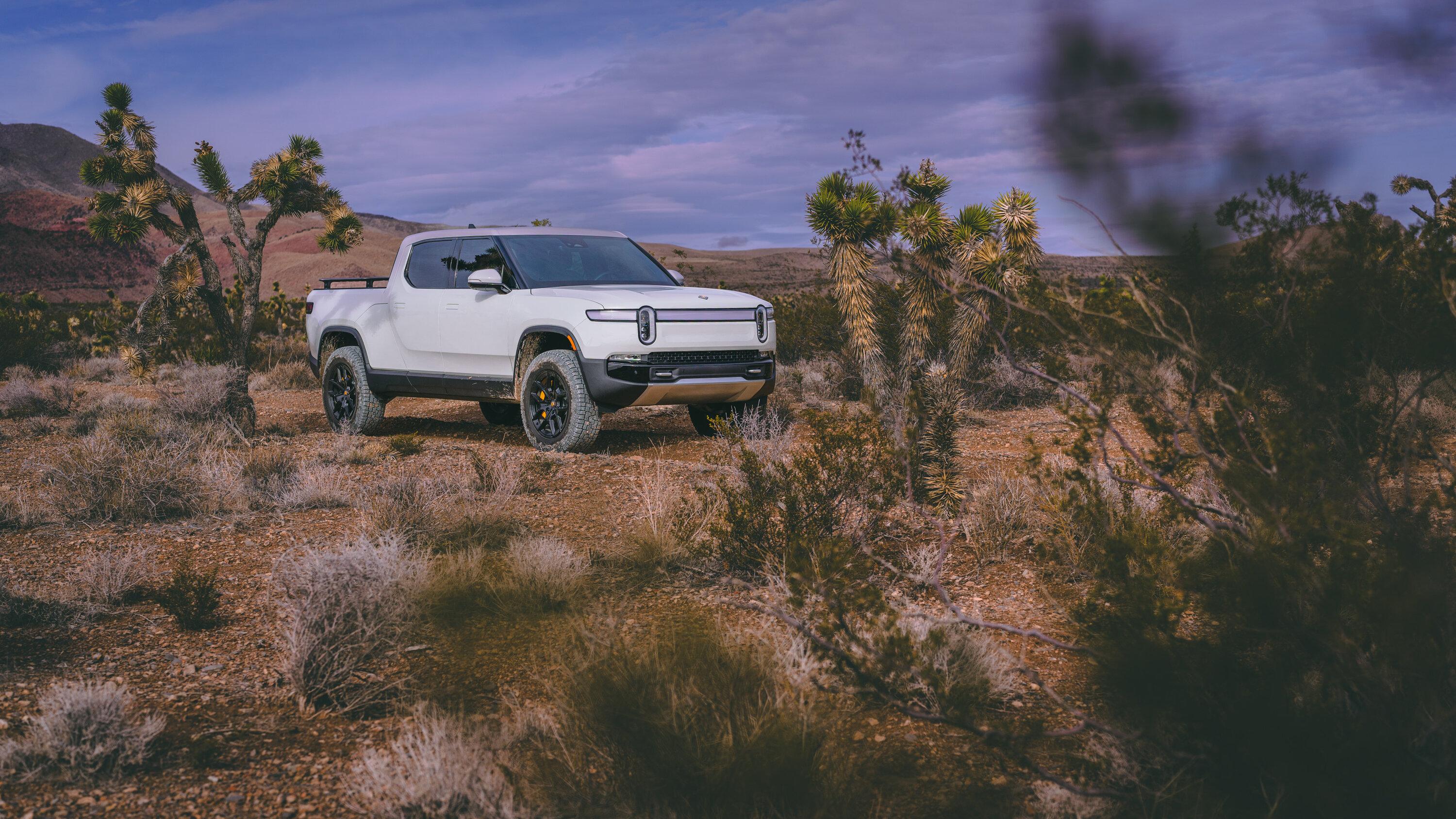 Rivian R1T R1S GLACIER WHITE R1T  Photos 17F95CAD-A686-48C2-A9D5-F666F2EC2D7F
