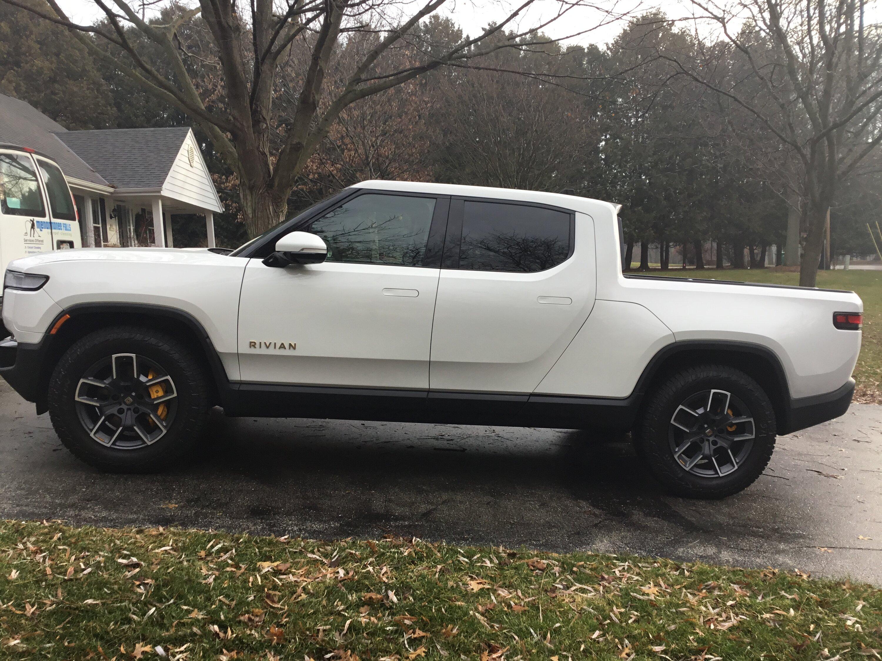 Rivian R1T R1S Delivery Day!! d7b2d4d1-130e-49f5-9b4e-565ef0c8b4c4-jpe