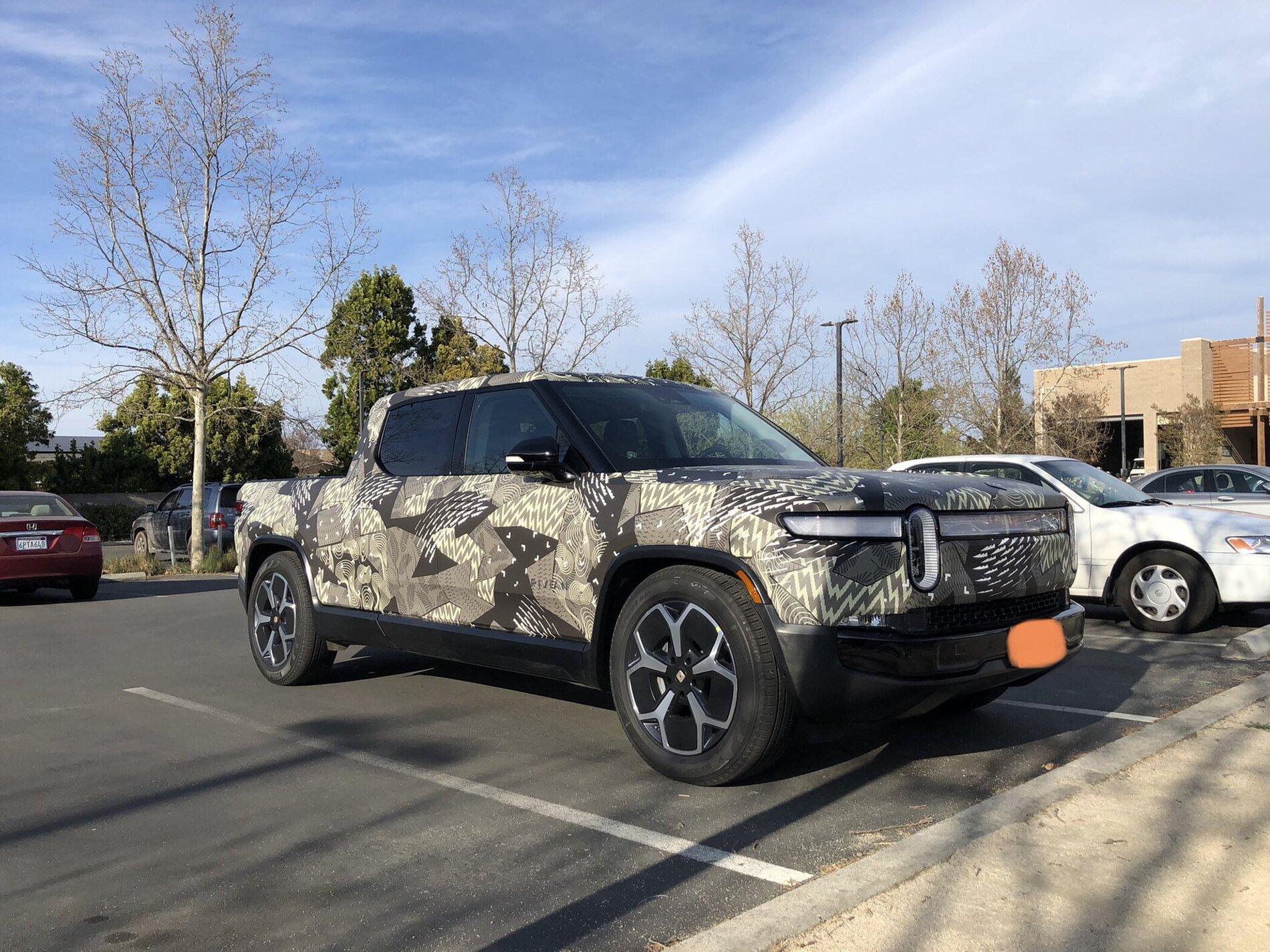 Rivian R1T R1S Real Rivian Photos & Videos AD310018-443B-4562-B971-1E7BCDA016E2