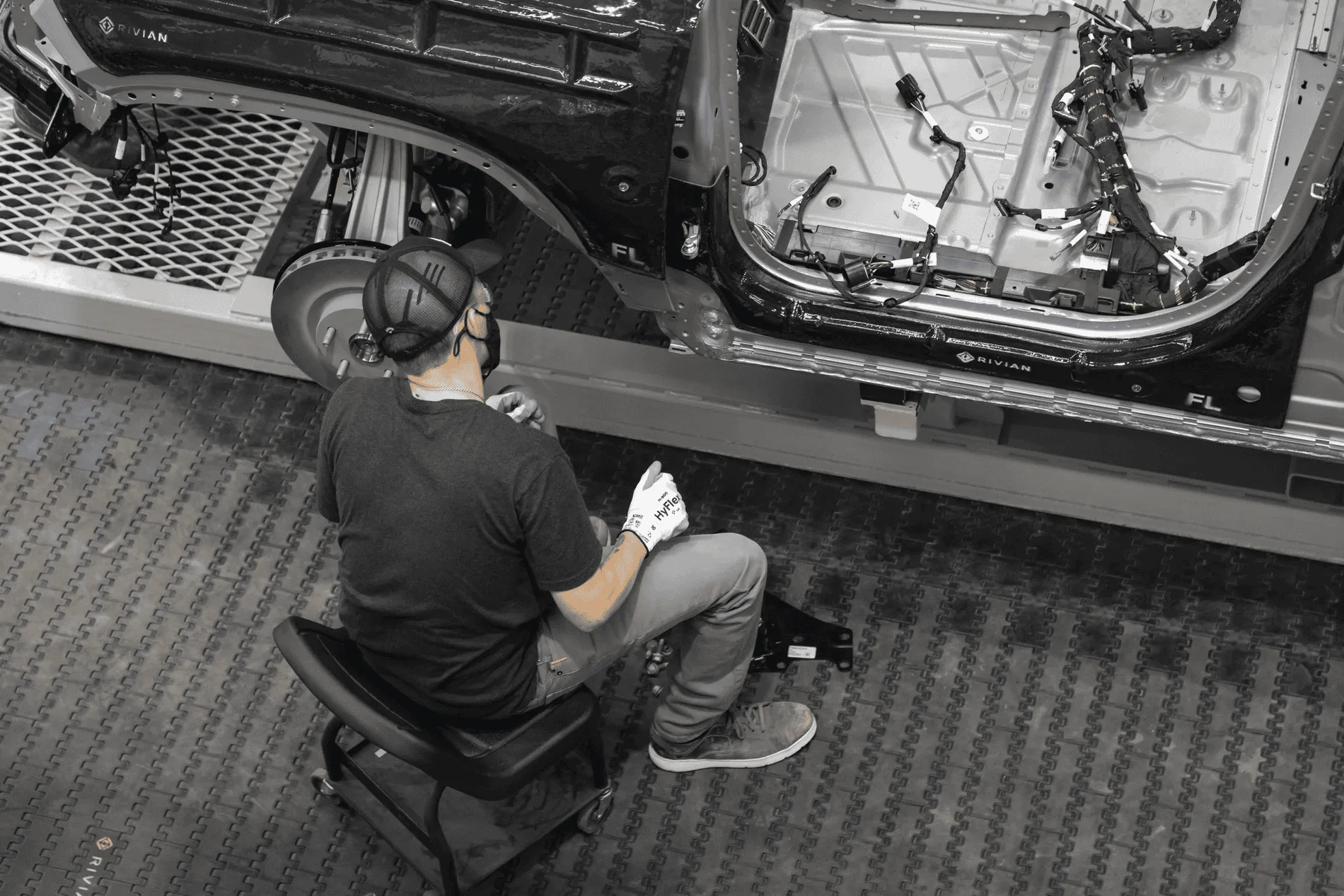 Rivian R1T R1S Chicago Tribune Article With Great Factory Updates and Photos! p2rkk04wqst61