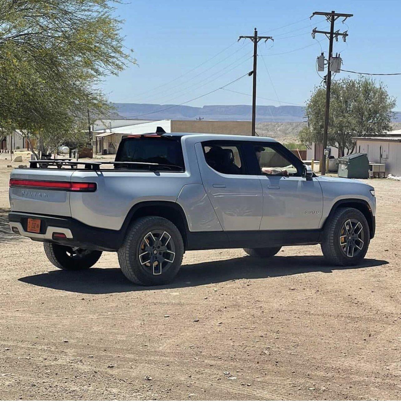 Rivian R1T R1S Real Rivian Photos & Videos Ez1ZFIiVUAEegCF